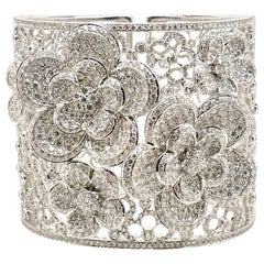 Armspange aus 18 Karat Weißgold mit Blumenpavé-Diamanten