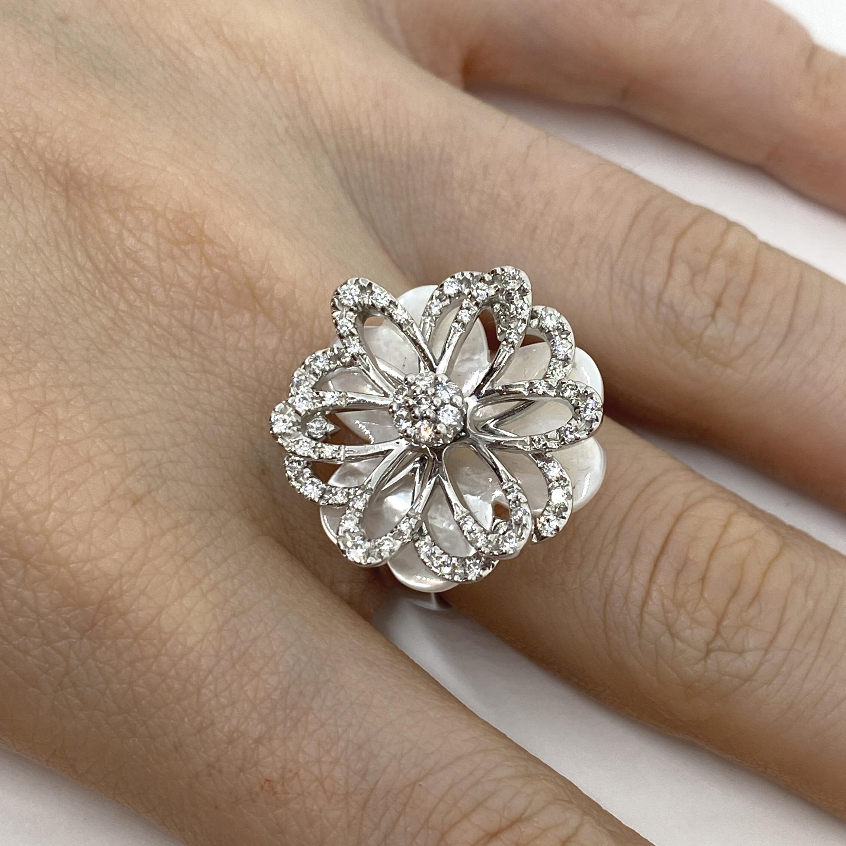18kt White Gold Flower Ring Natural Mother of Pearl White Diamonds 0.58 Carat  In New Condition For Sale In Bergamo, BG