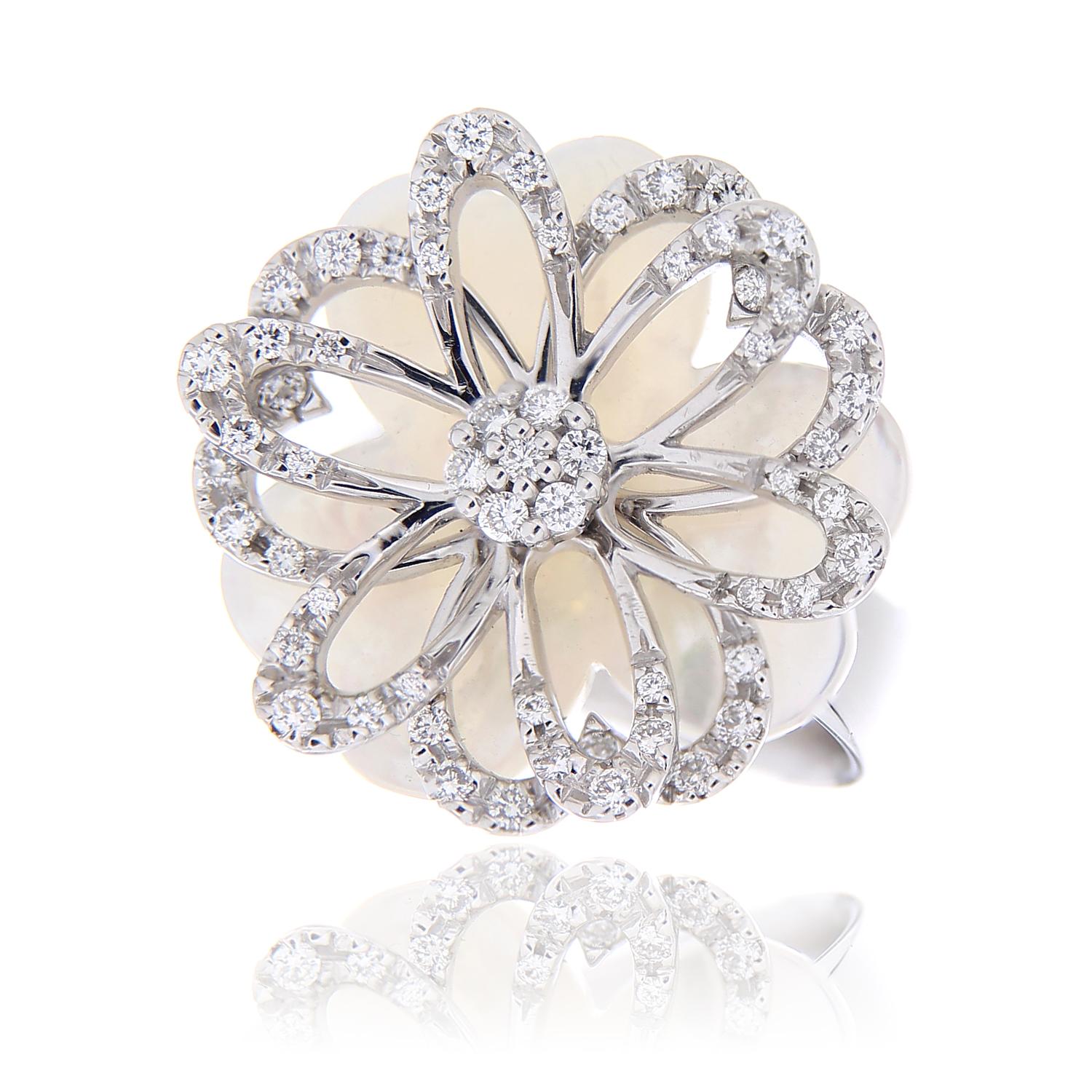 Women's 18kt White Gold Flower Ring Natural Mother of Pearl White Diamonds 0.58 Carat  For Sale