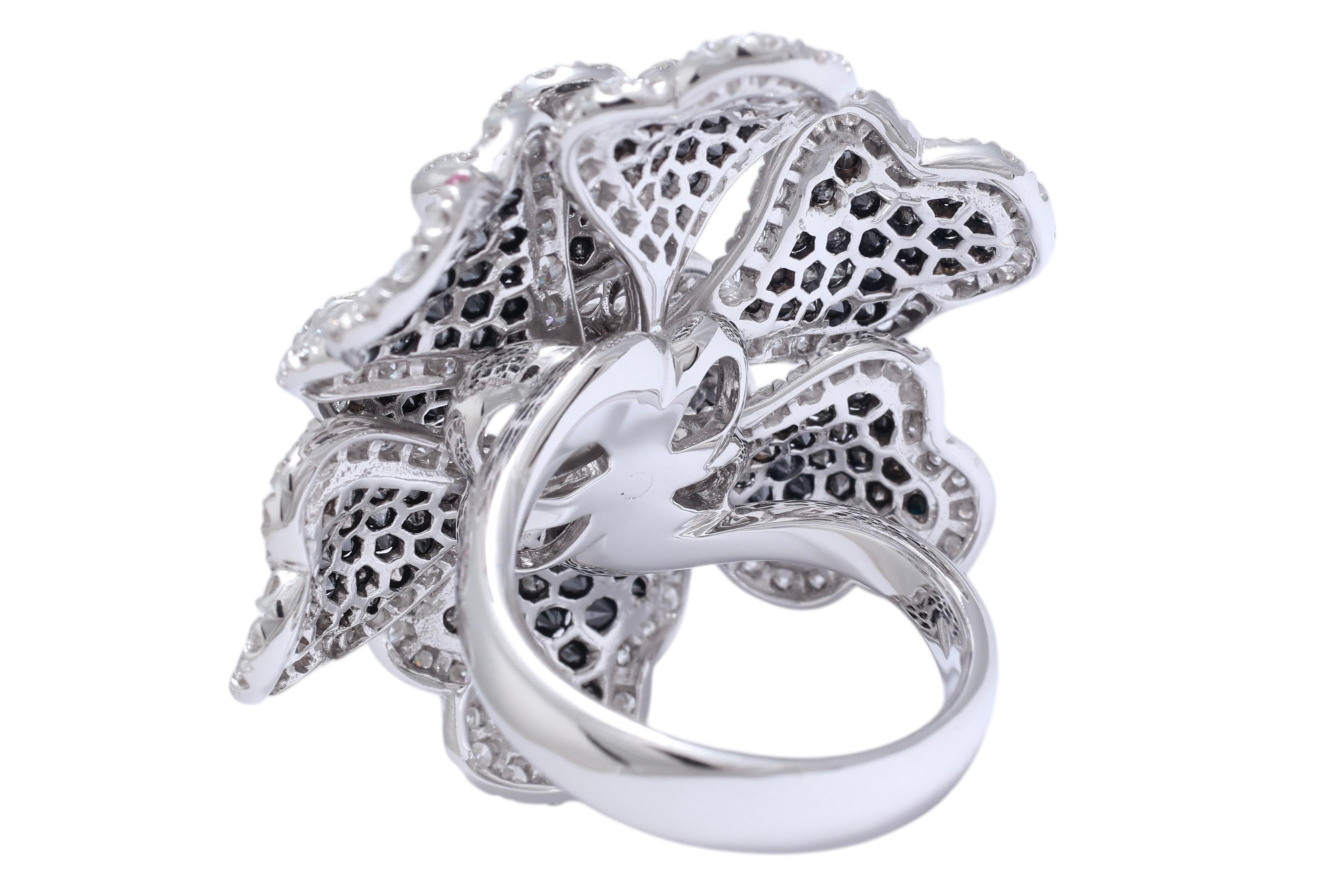 18kt White Gold Flower Ring with 3.13ct Brilliant Cut, 3.35ct Black Diamonds For Sale 2