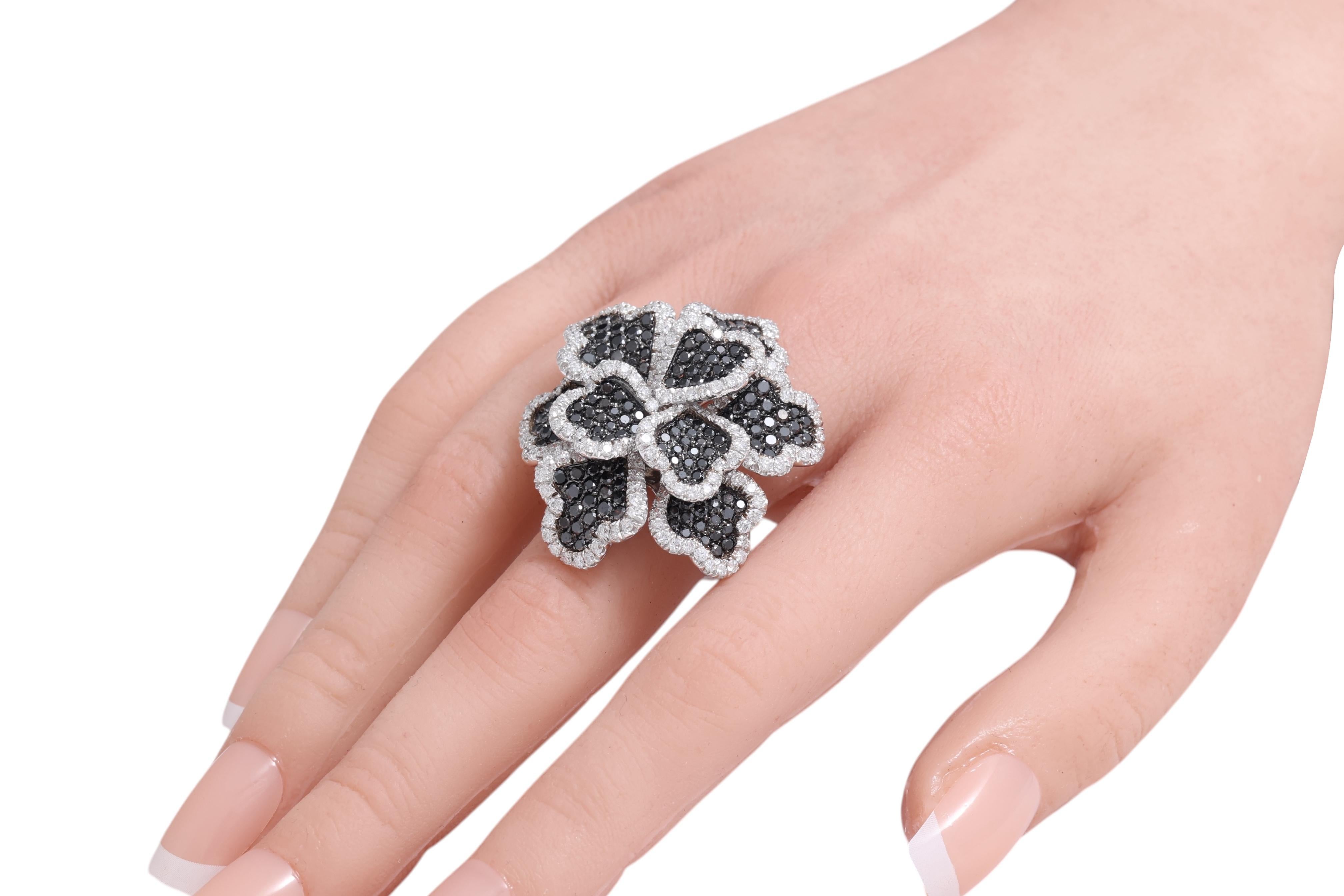 18kt White Gold Flower Ring with 3.13ct Brilliant Cut, 3.35ct Black Diamonds For Sale 5
