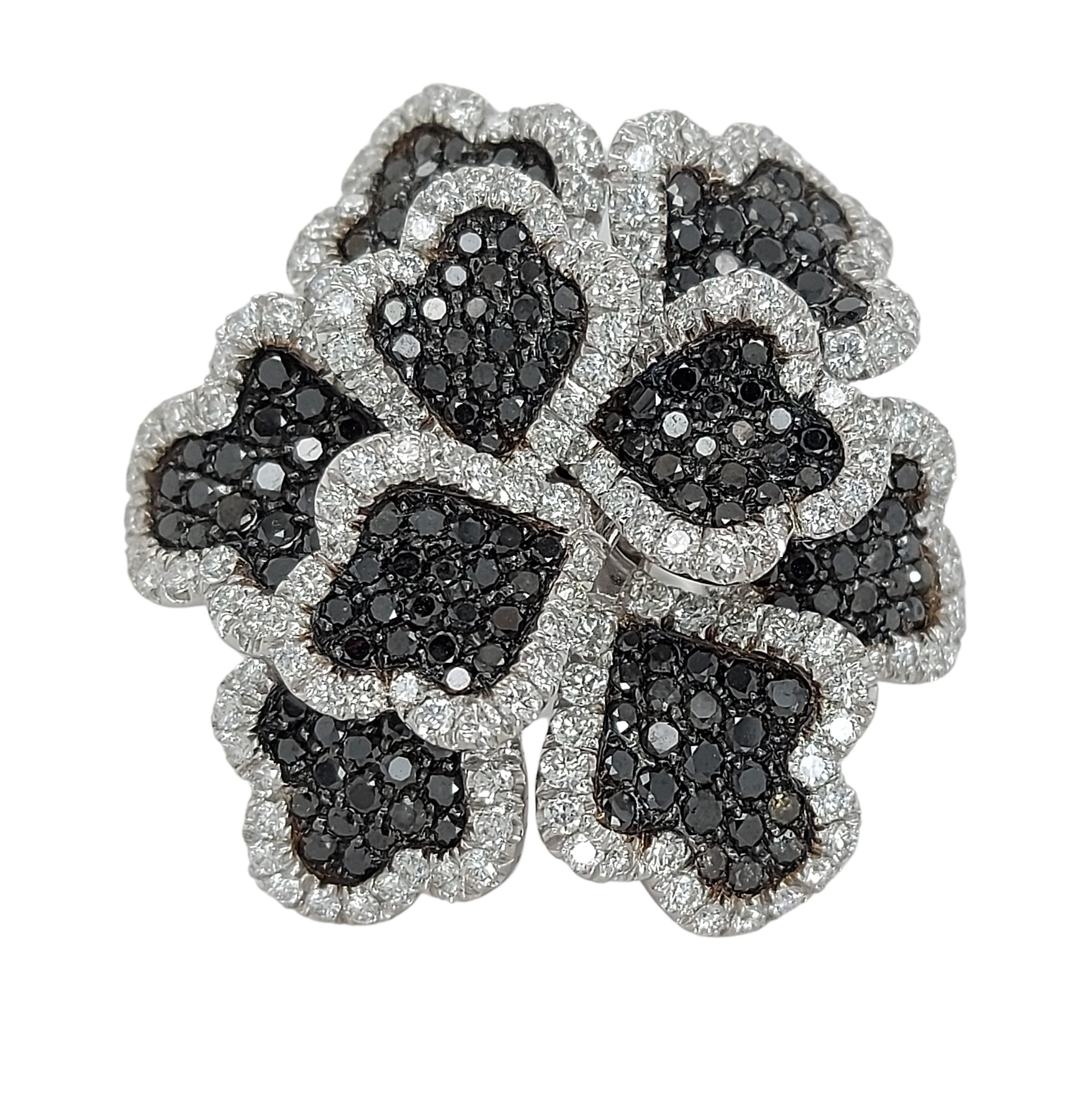 Magnificent 18kt White Gold Flower Ring With 3.13ct Brilliant Cut Diamonds, 3.35ct Black Diamonds

Brilliant cut diamonds: together 3.13ct

Black diamonds: together 3.35ct

Material: 18kt white gold

Total weight: 20.7 gram / 0.730 oz / 13.3