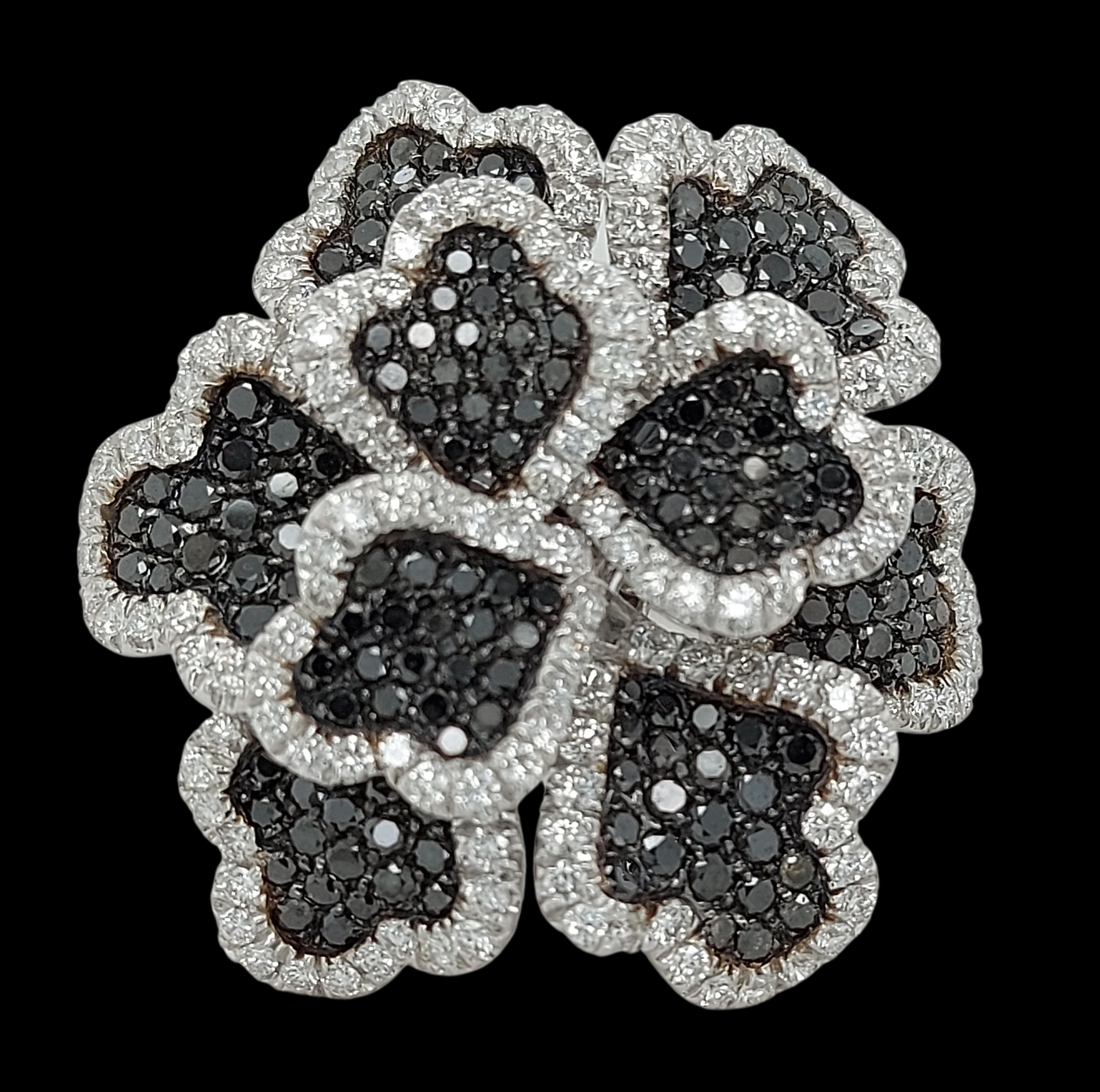 Artisan Bague fleur en or blanc 18 carats avec diamants noirs de 3,13 carats de taille brillant et 3,35 carats en vente