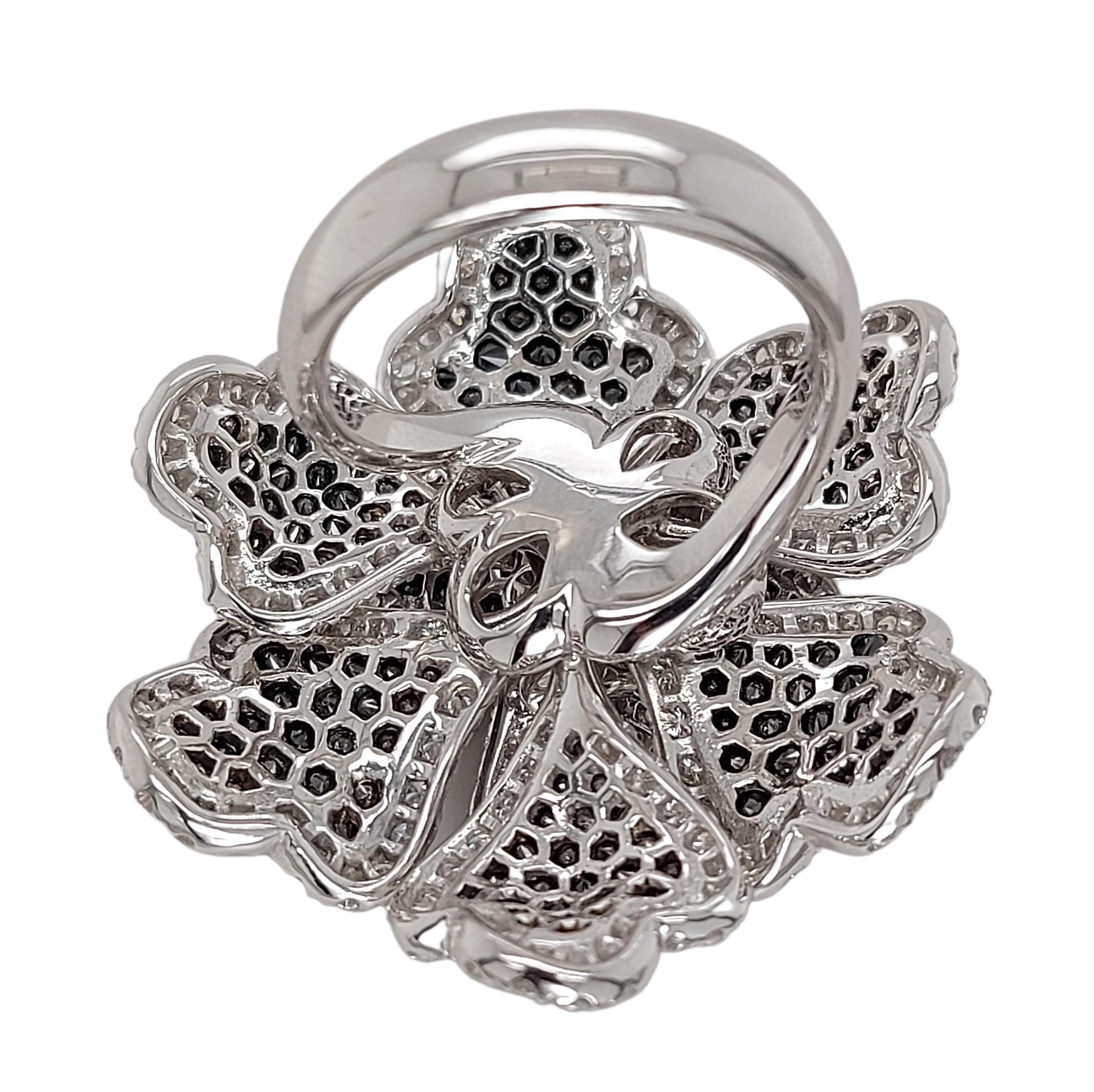 18kt White Gold Flower Ring with 3.13ct Brilliant Cut, 3.35ct Black Diamonds In New Condition For Sale In Antwerp, BE