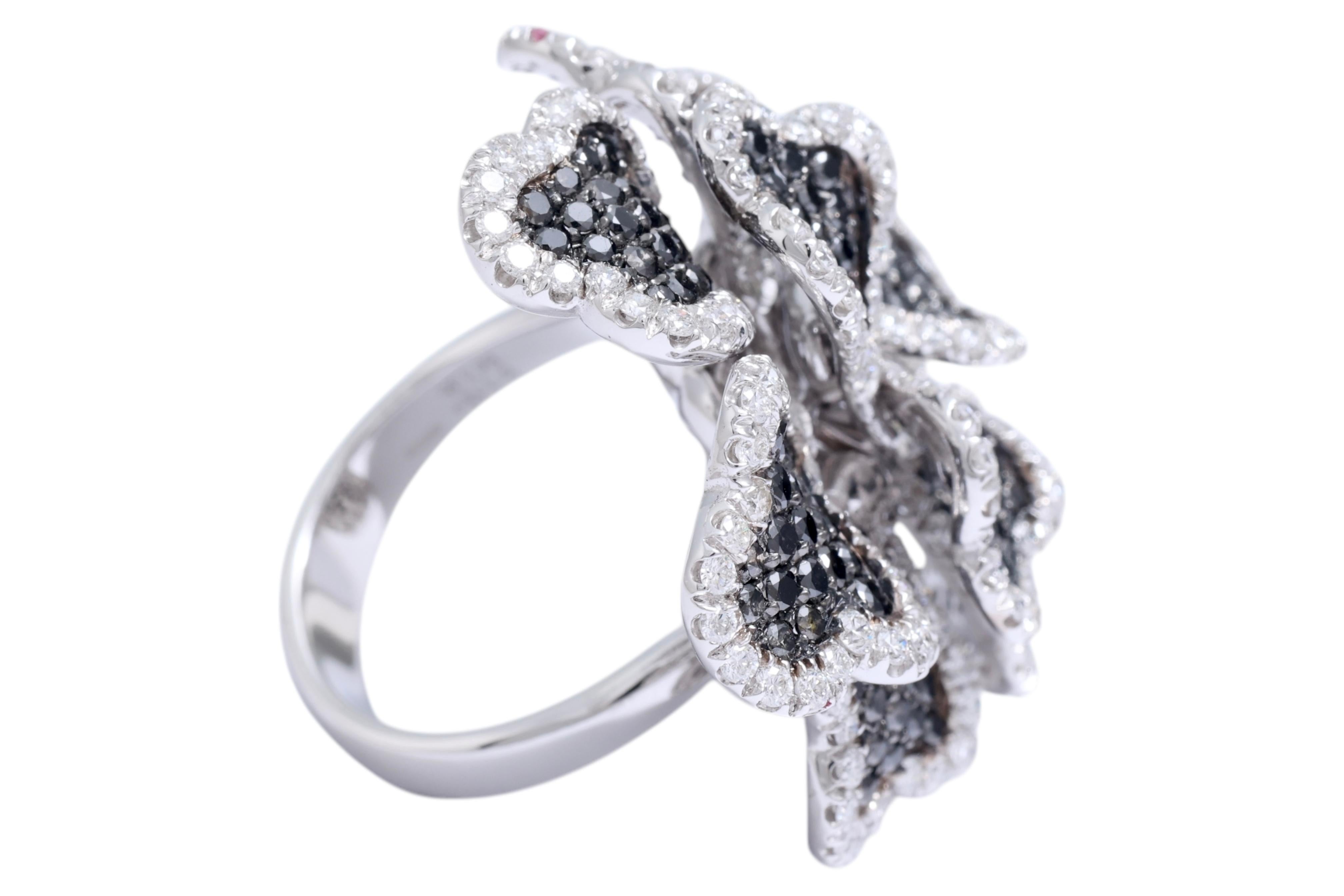 18kt White Gold Flower Ring with 3.13ct Brilliant Cut, 3.35ct Black Diamonds In New Condition For Sale In Antwerp, BE