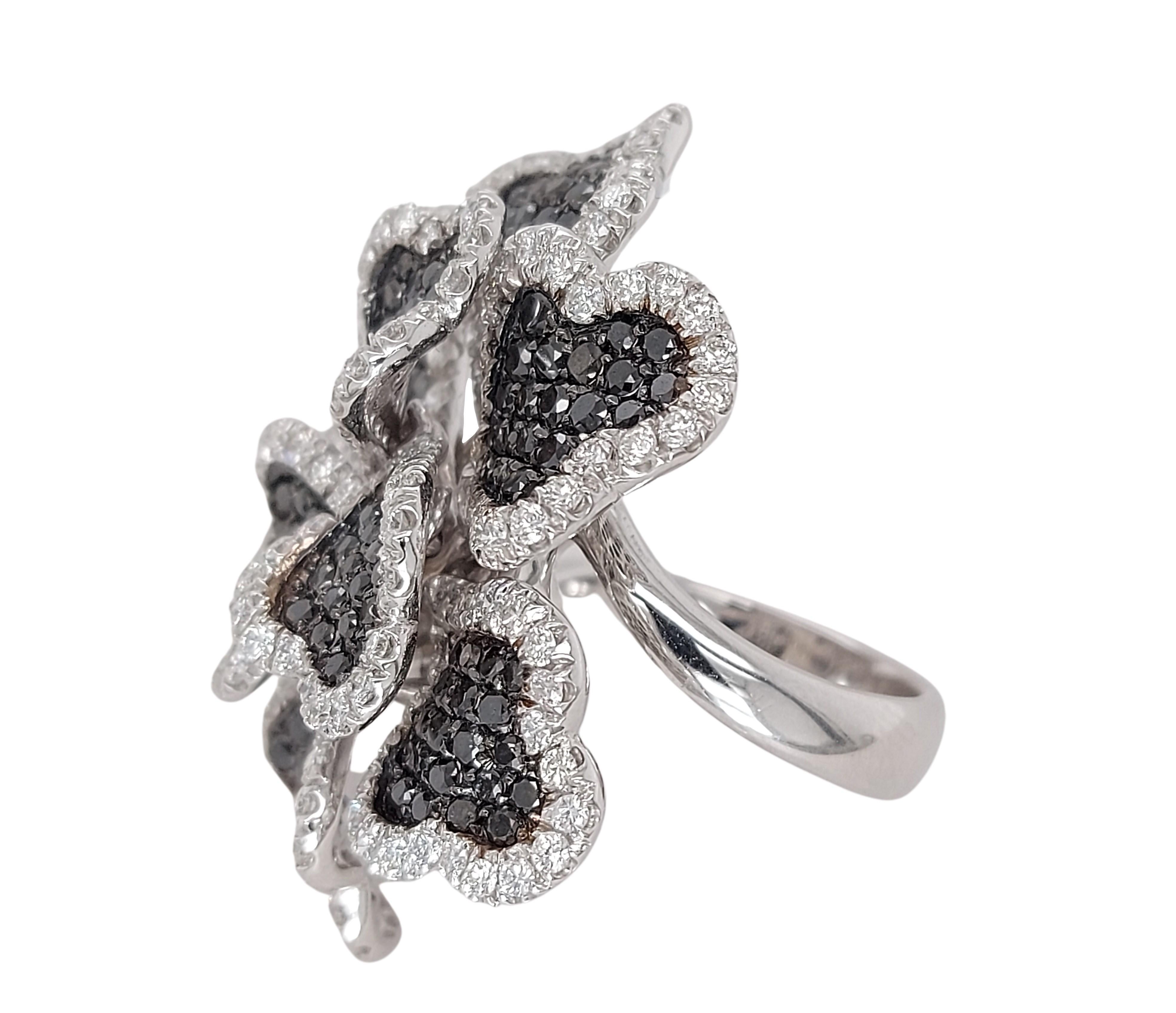 Women's 18kt White Gold Flower Ring with 3.13ct Brilliant Cut, 3.35ct Black Diamonds For Sale