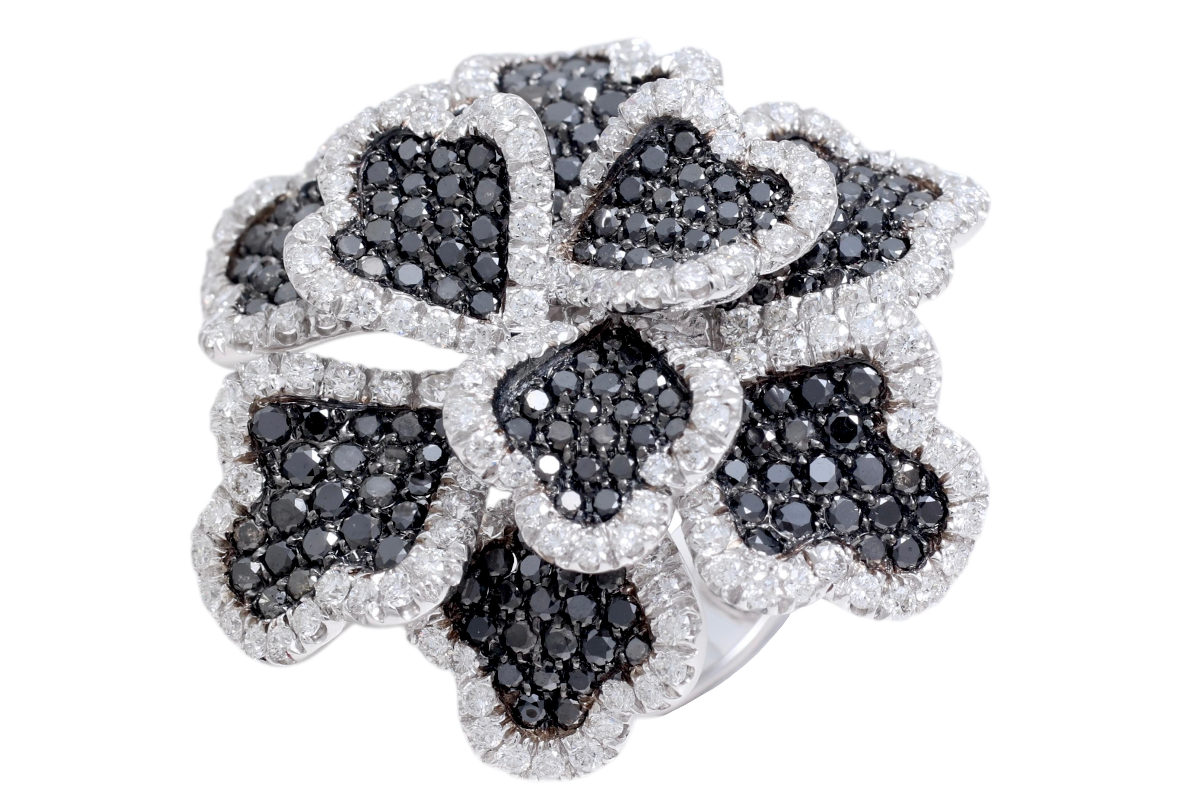 Women's 18kt White Gold Flower Ring with 3.13ct Brilliant Cut, 3.35ct Black Diamonds For Sale