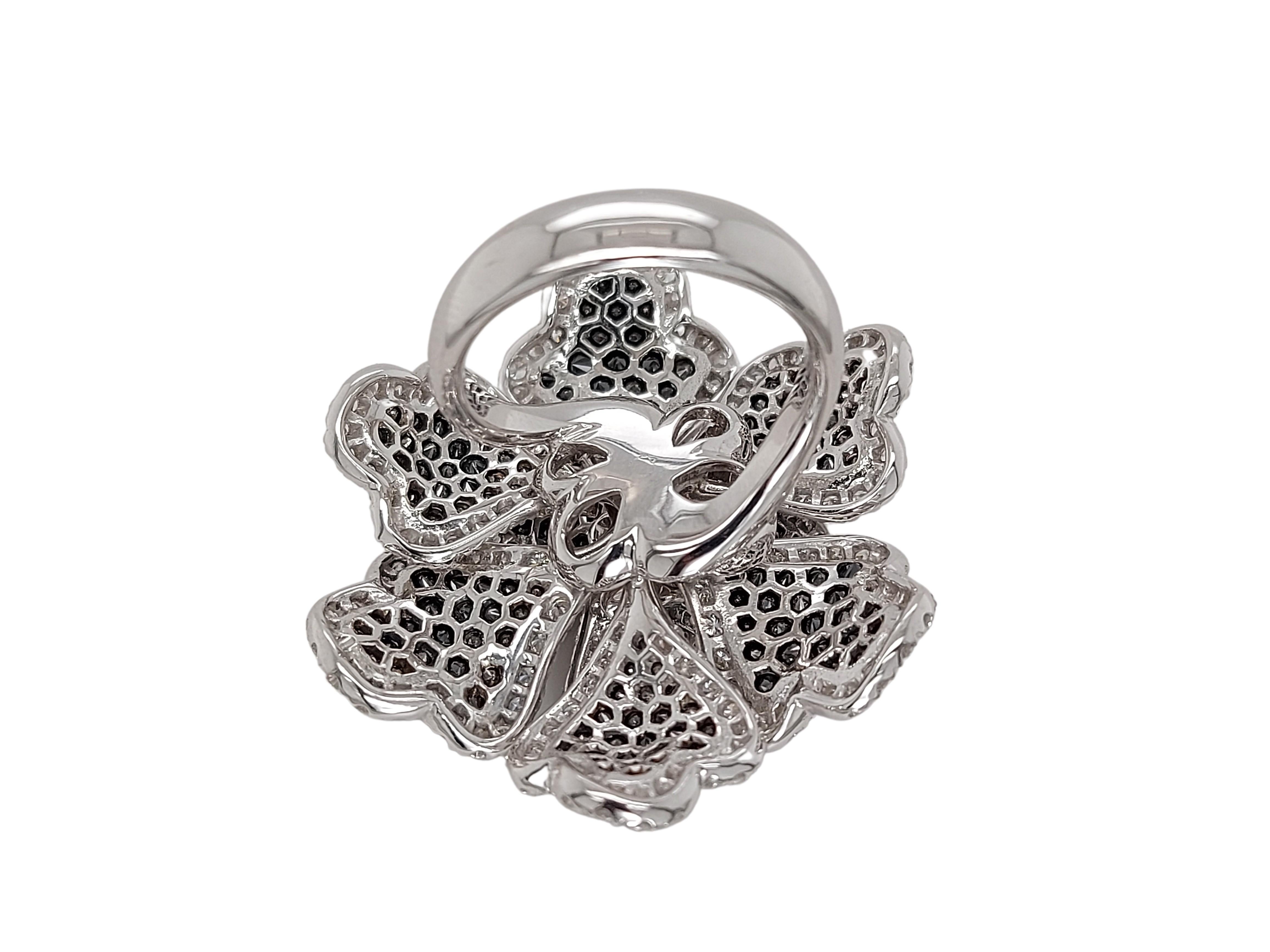 18kt White Gold Flower Ring with 3.13ct Brilliant Cut, 3.35ct Black Diamonds For Sale 1