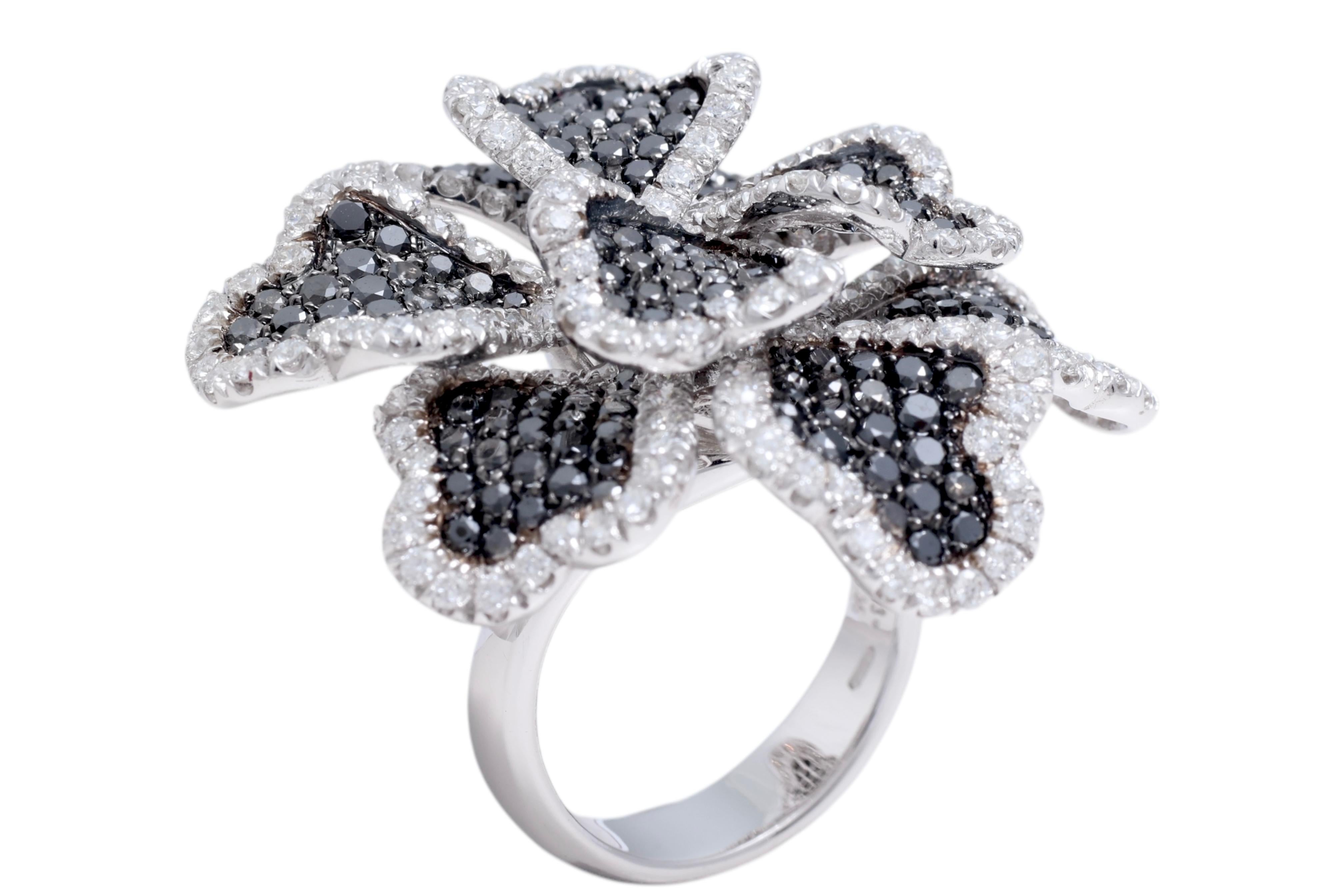 18kt White Gold Flower Ring with 3.13ct Brilliant Cut, 3.35ct Black Diamonds For Sale 1