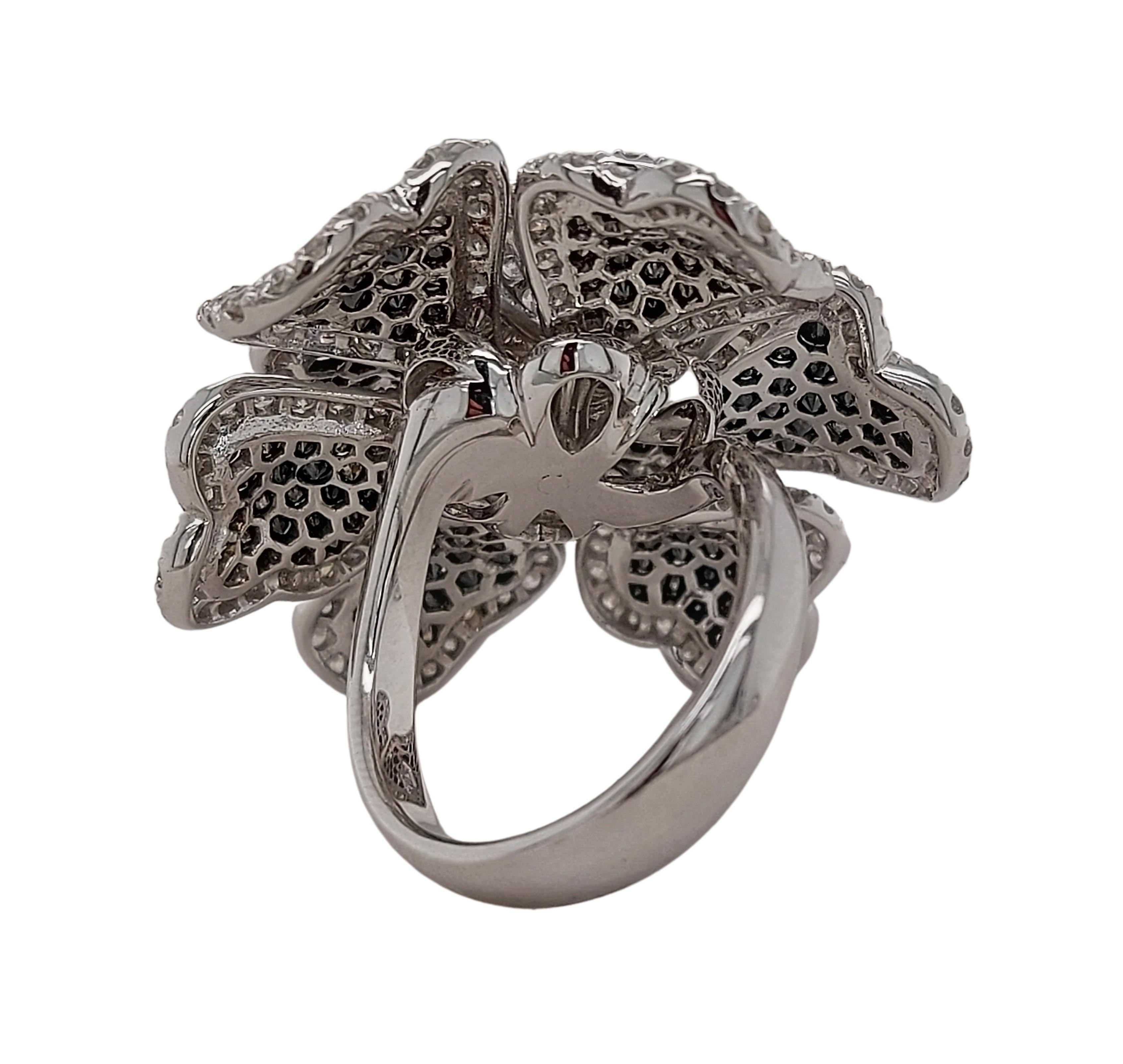 18kt White Gold Flower Ring with 3.13ct Brilliant Cut, 3.35ct Black Diamonds For Sale 2
