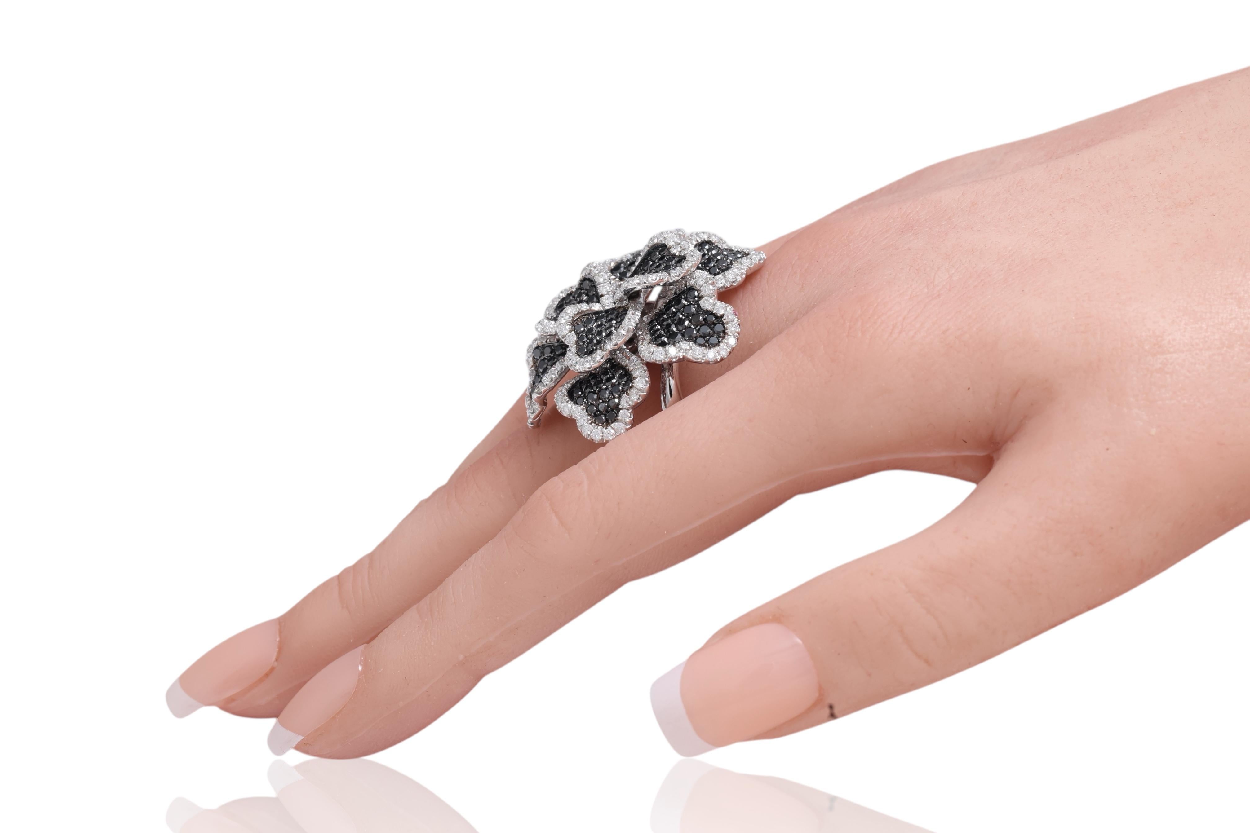 18kt White Gold Flower Ring with 3.13ct Brilliant Cut, 3.35ct Black Diamonds For Sale 6