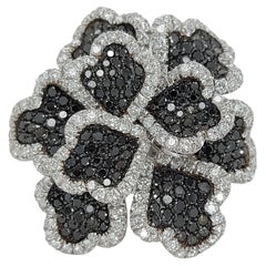 18kt White Gold Flower Ring with 3.13ct Brilliant Cut, 3.35ct Black Diamonds