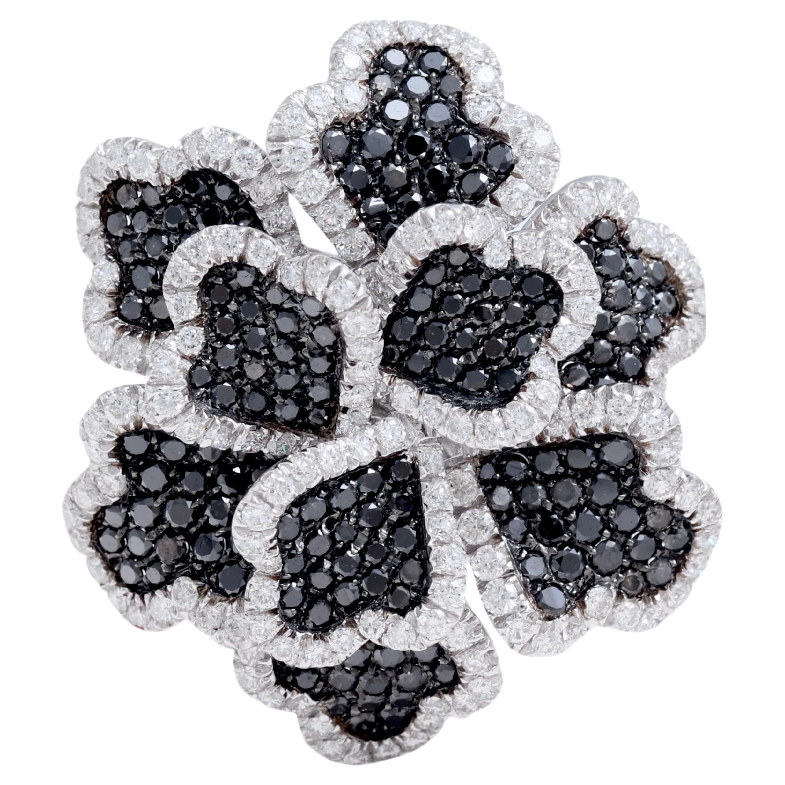 Anillo Flor de oro blanco de 18 quilates con diamantes talla brillante de 3,13 quilates y diamantes negros de 3,35 quilates