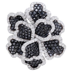 Anillo Flor de oro blanco de 18 quilates con diamantes talla brillante de 3,13 quilates y diamantes negros de 3,35 quilates