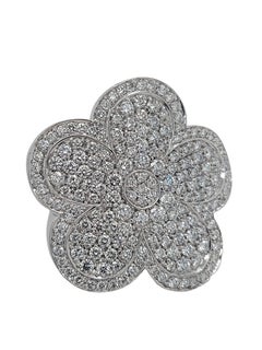18kt White Gold Flower Shape Ring With Brilliant Cut Diamonds, Crivelli