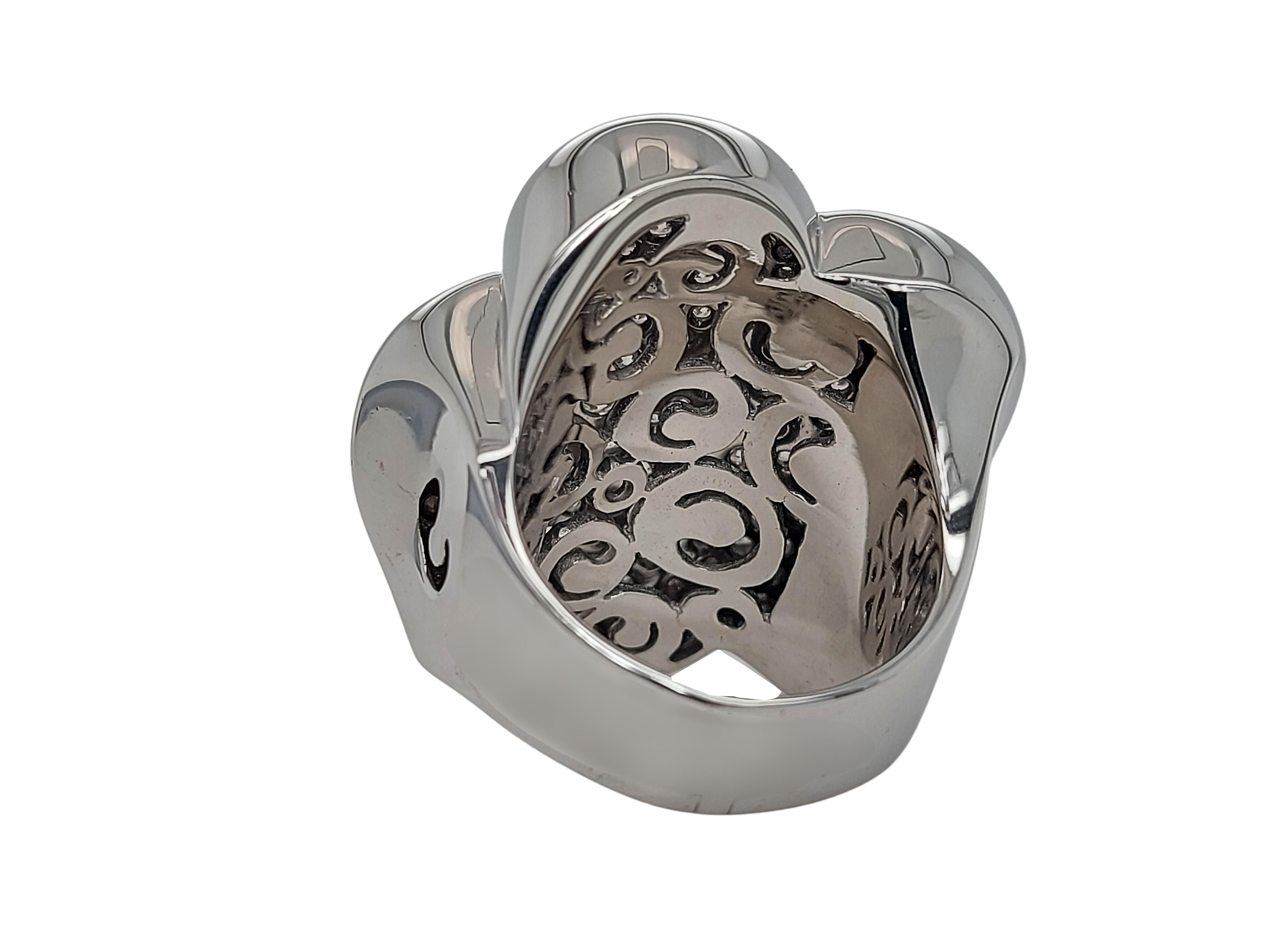 18kt White Gold Flower Shape Ring With Brilliant Cut Diamonds, Crivelli For Sale 1
