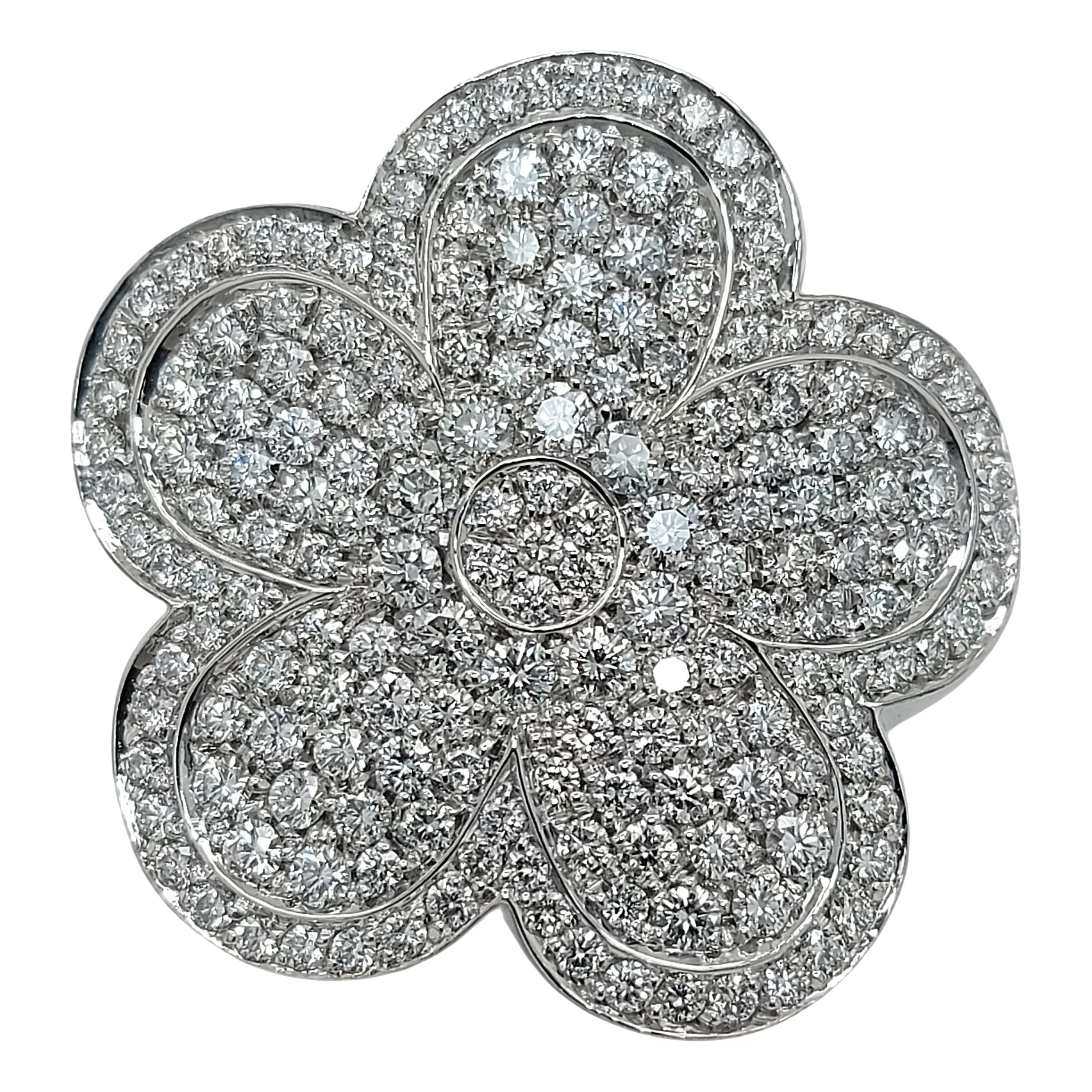 18kt White Gold Flower Shape Ring With Brilliant Cut Diamonds, Crivelli For Sale