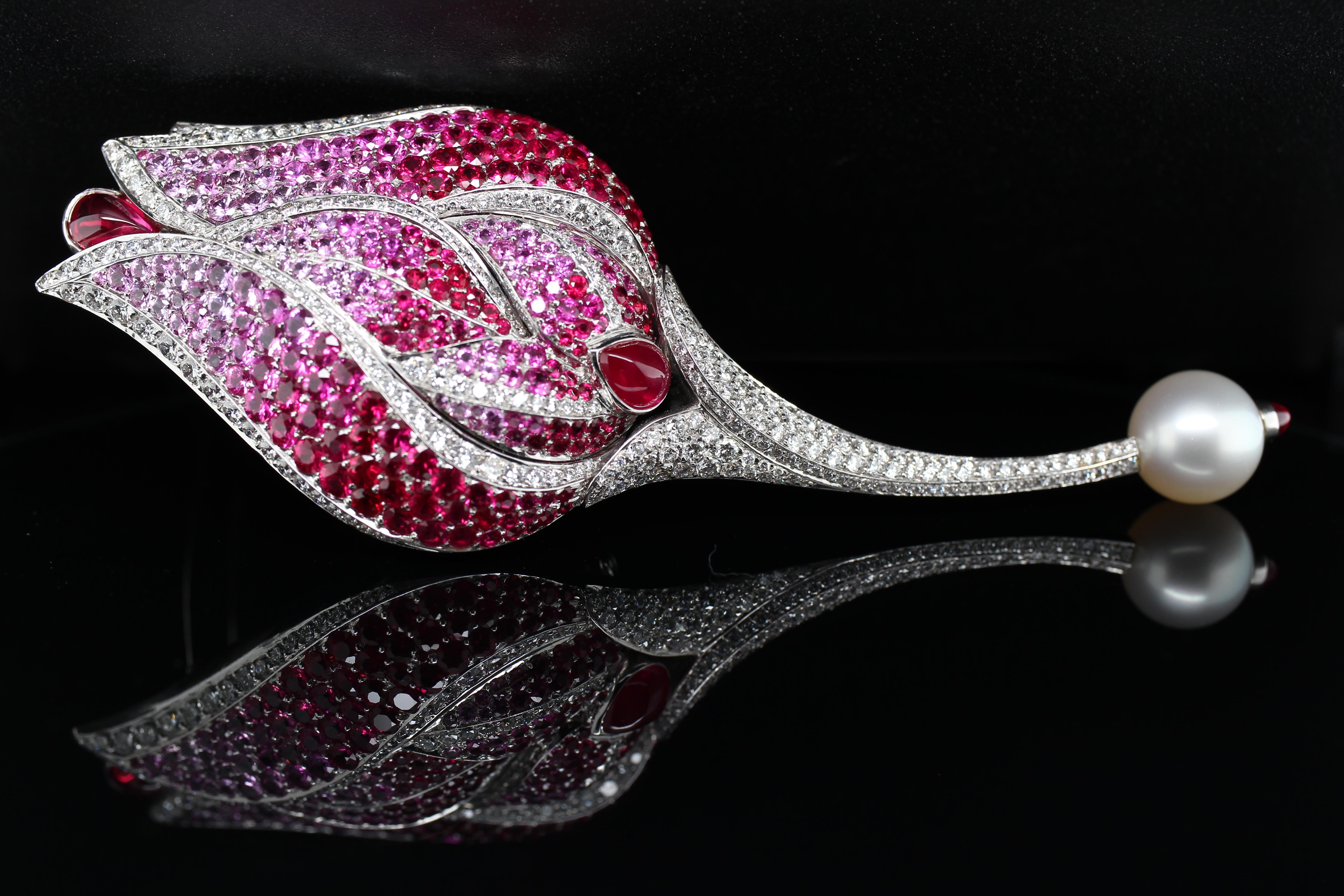 Artisan Fred Paris Broche tulipe/rouge en or 18 carats, pendentif avec diamants, rubis et perle en vente
