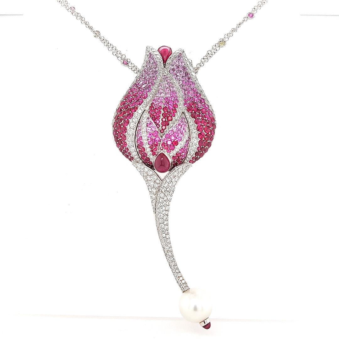Taille ronde Fred Paris Broche tulipe/rouge en or 18 carats, pendentif avec diamants, rubis et perle en vente
