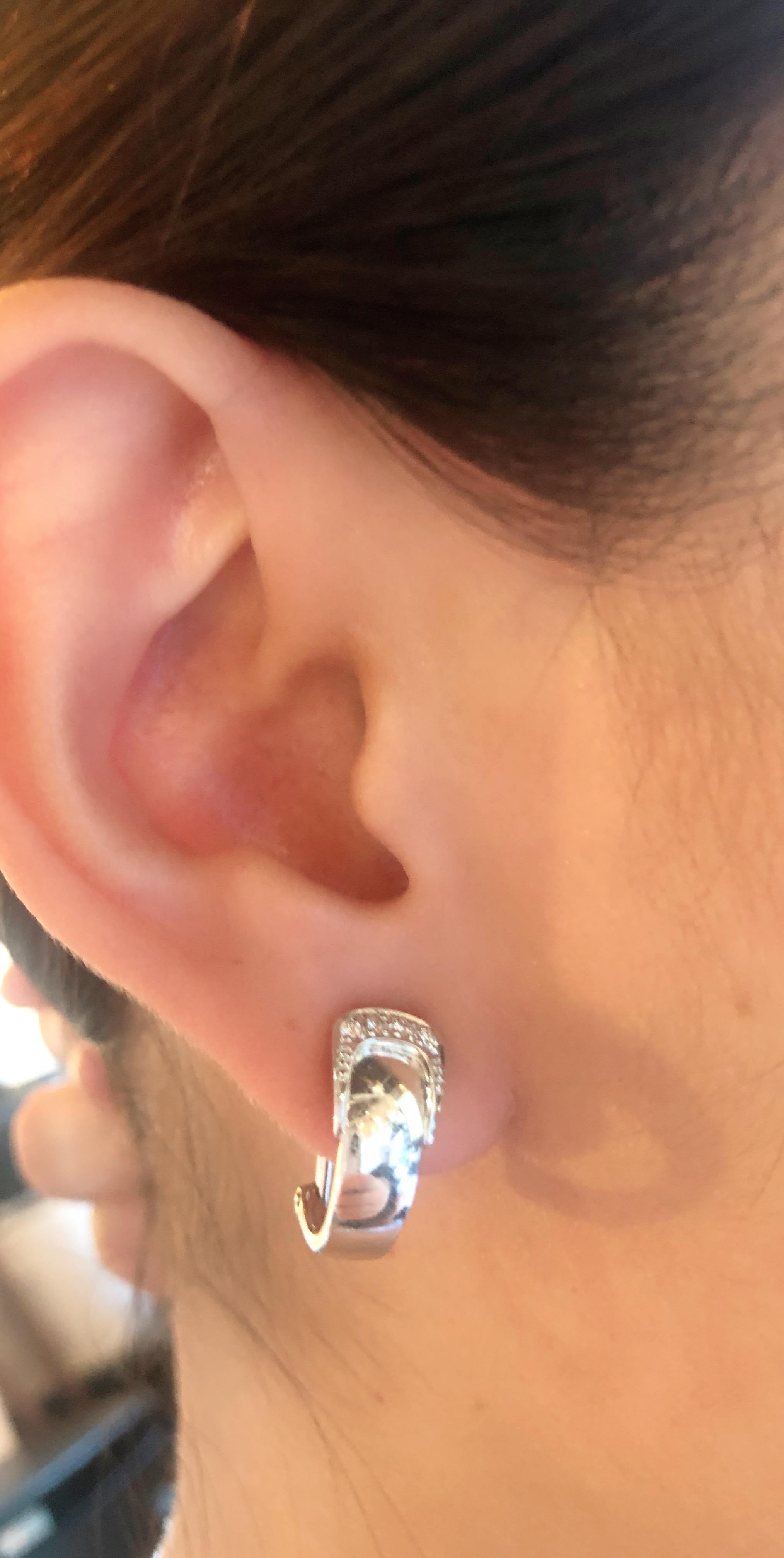 18 Karat Weißgold Französische Klappbrisur-Ohrringe mit Diamanten (Rundschliff) im Angebot