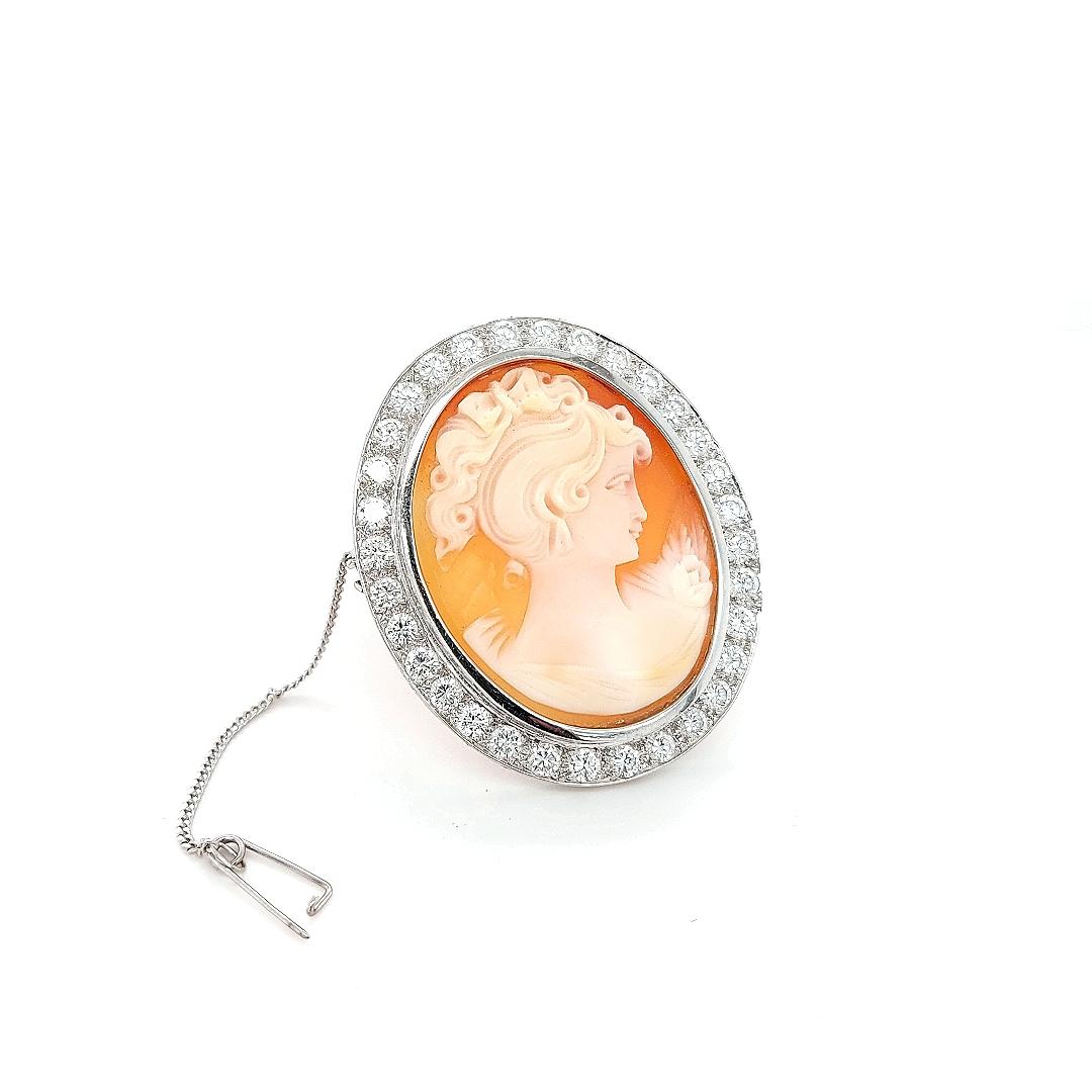18kt White Gold French Victorian Style Cameo Brooch with Large Diamonds In Excellent Condition For Sale In Antwerp, BE