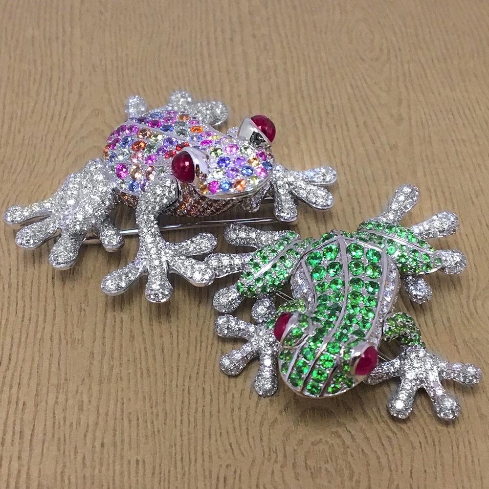 Contemporary 18Kt White Gold Frog Brooch with Diamonds and 6.70 Carat Multicolored Sapphires