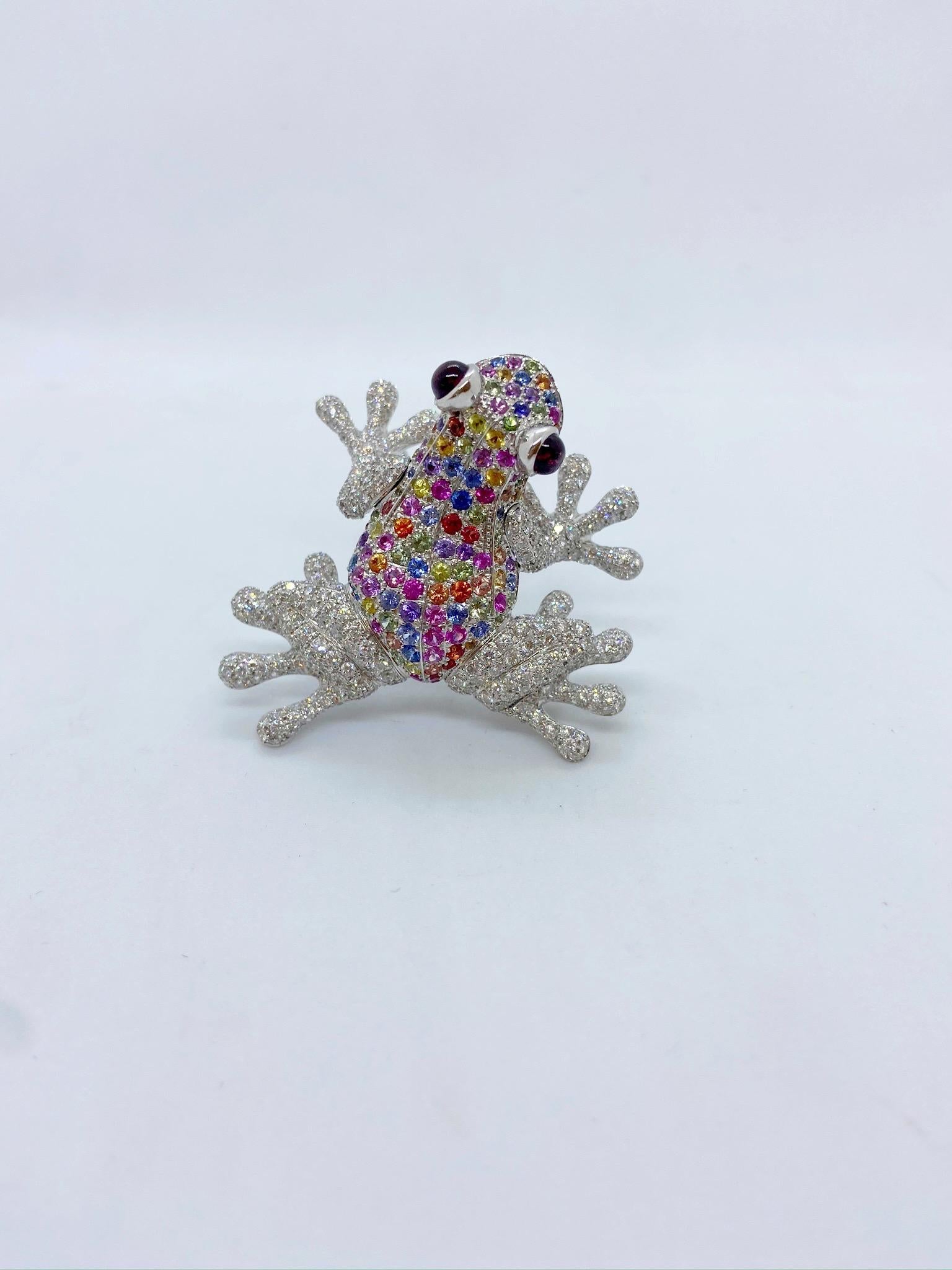 18Kt White Gold Frog Brooch with Diamonds and 6.70 Carat Multicolored Sapphires In New Condition In New York, NY