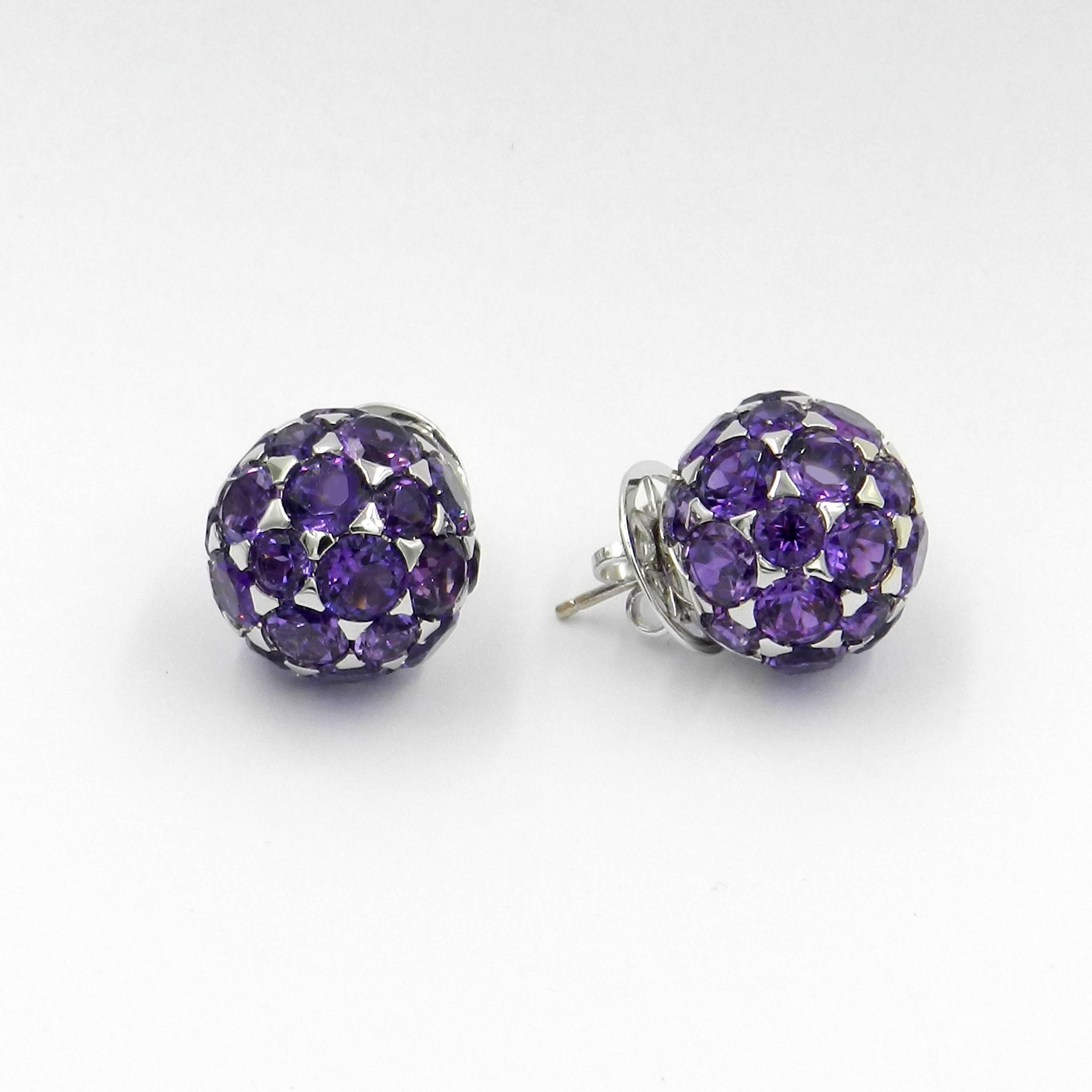 18 Karat White Gold Amethysts Garavelli Boule Earrings. 
It's an exquisite craftsmanship that leaves darkened gold triangles among the amethysts.
Boules diameter mm 16
18kt GOLD  : 9,00
Amethysts  ct :19.05