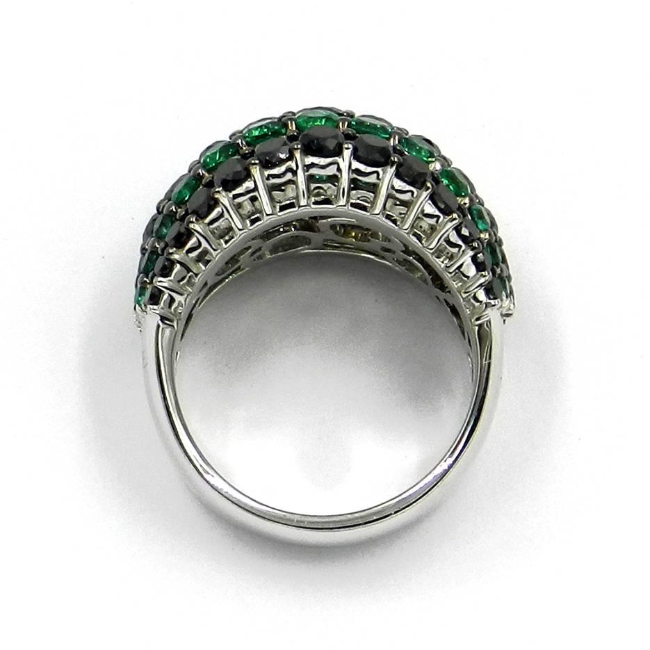 18 Karat White Gold Garavelli Ring with Black Diamonds and Emeralds In New Condition For Sale In Valenza, IT