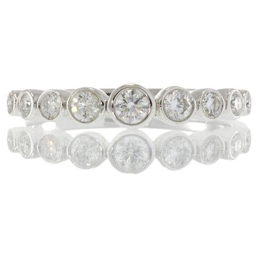 18KT White Gold Graduated Bezel Set Diamond Band en venta