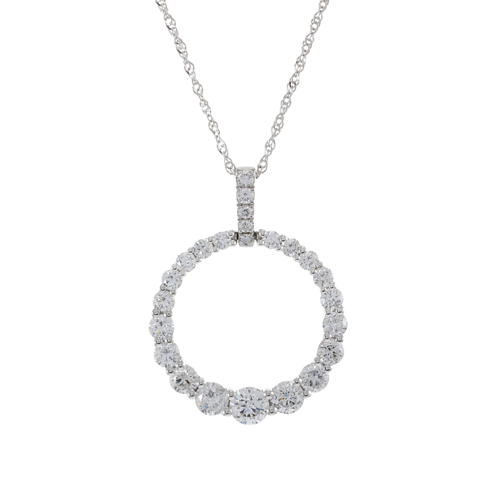Élevez votre style avec l'allure intemporelle de ce pendentif en or blanc 18KT à diamants en forme de cercle gradué. Avec un total de 1.22 carat de diamants ronds de taille brillant G-VS, le pendentif présente un arrangement captivant à l'intérieur