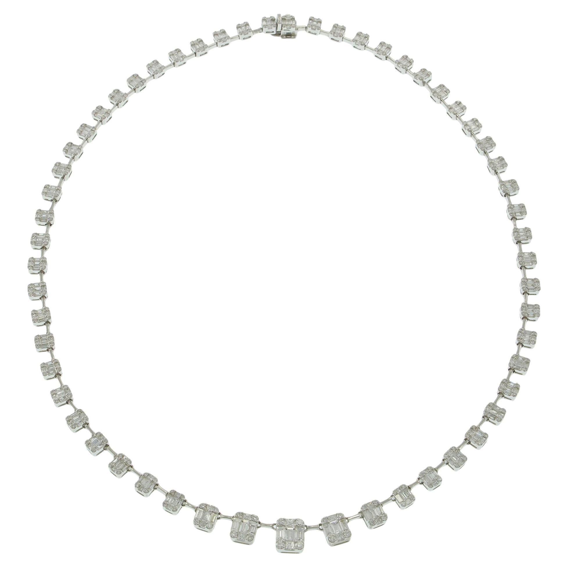 Collana in oro bianco 18KT con smeraldo graduato e diamanti multitaglienti in vendita