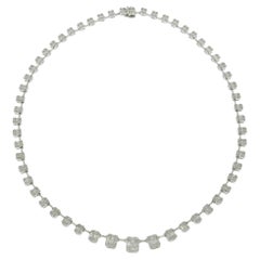 Collana in oro bianco 18KT con smeraldo graduato e diamanti multitaglienti