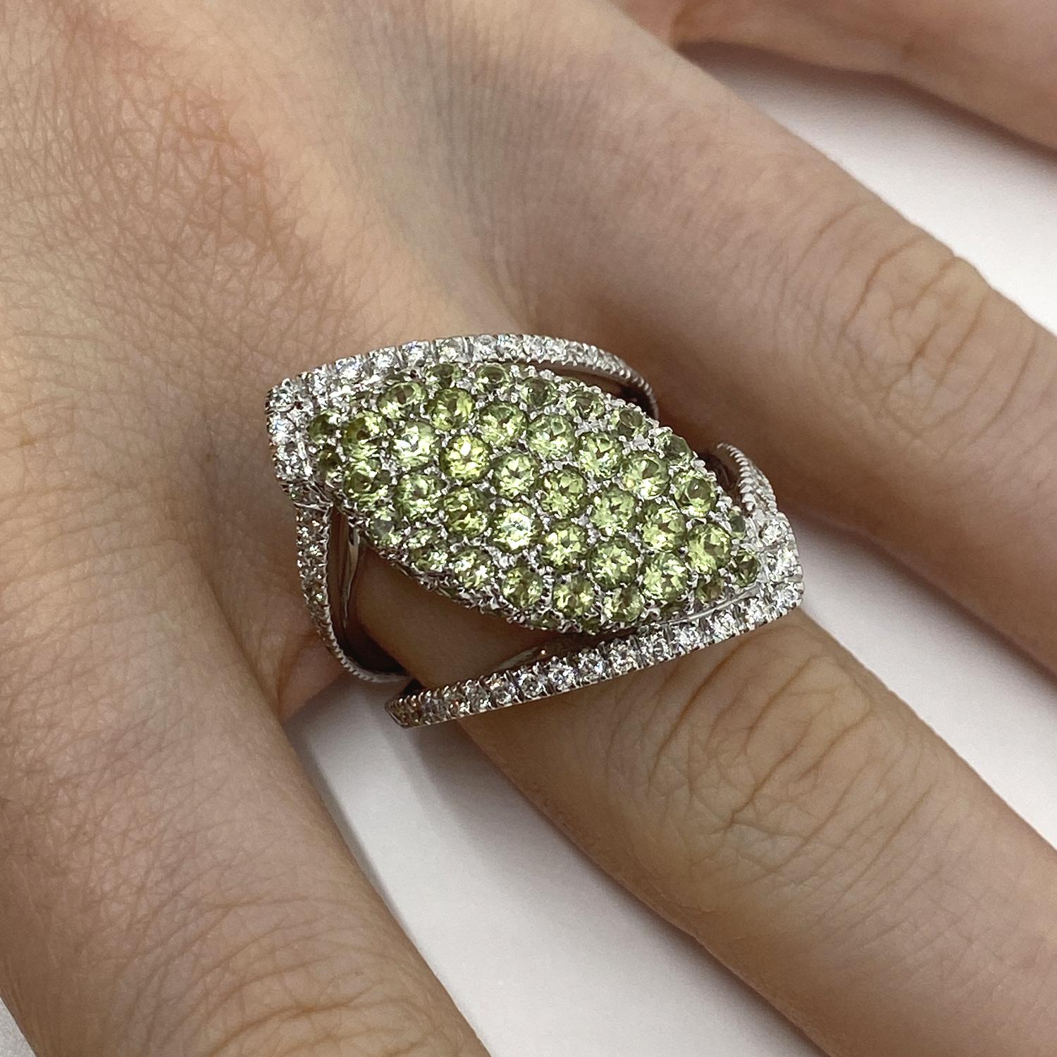 Ring made of 18kt white gold with natural brilliant-cut green peridot for ct.2.76 and natural brilliant-cut white diamonds for ct.0.82

Welcome to our jewelry collection, where every piece tells a story of timeless elegance and unparalleled