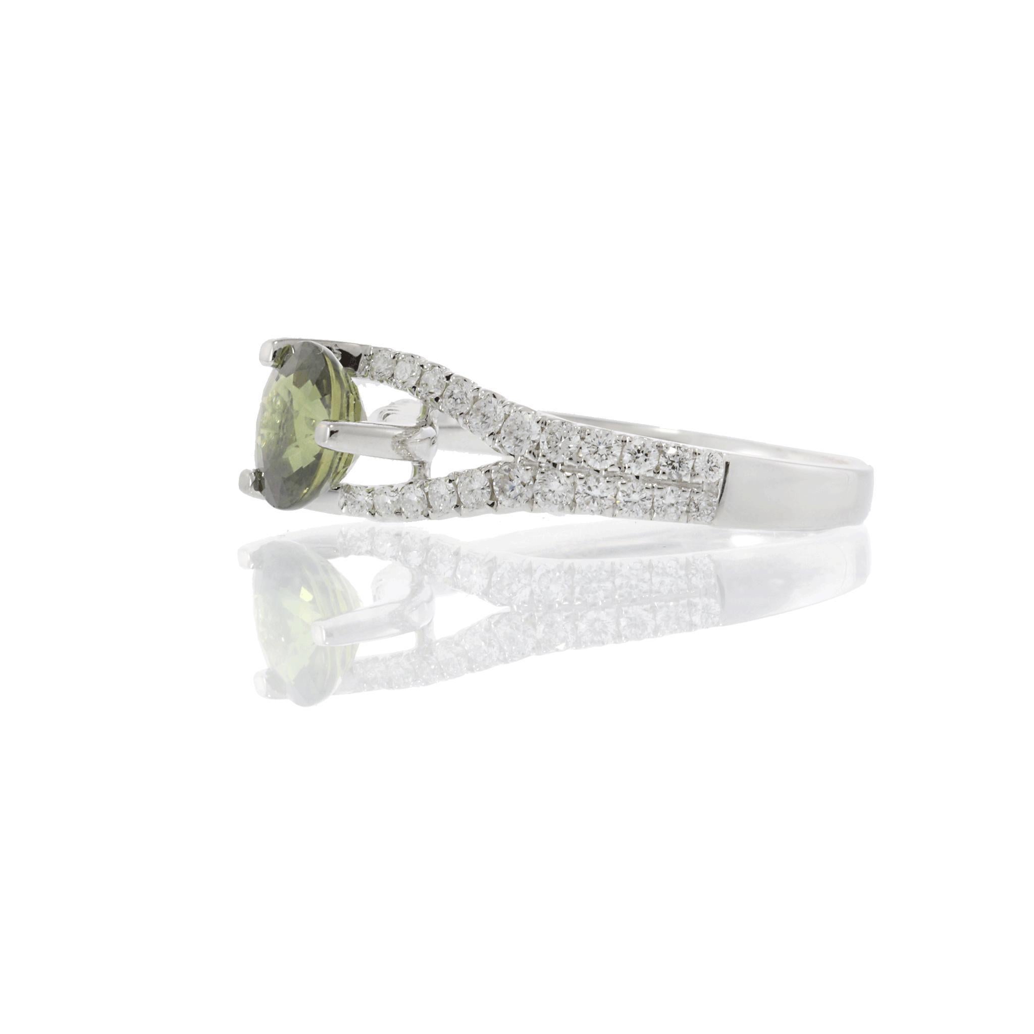 18KT Weißgold Grüner Saphir und Diamant Martini Ring (Zeitgenössisch) im Angebot