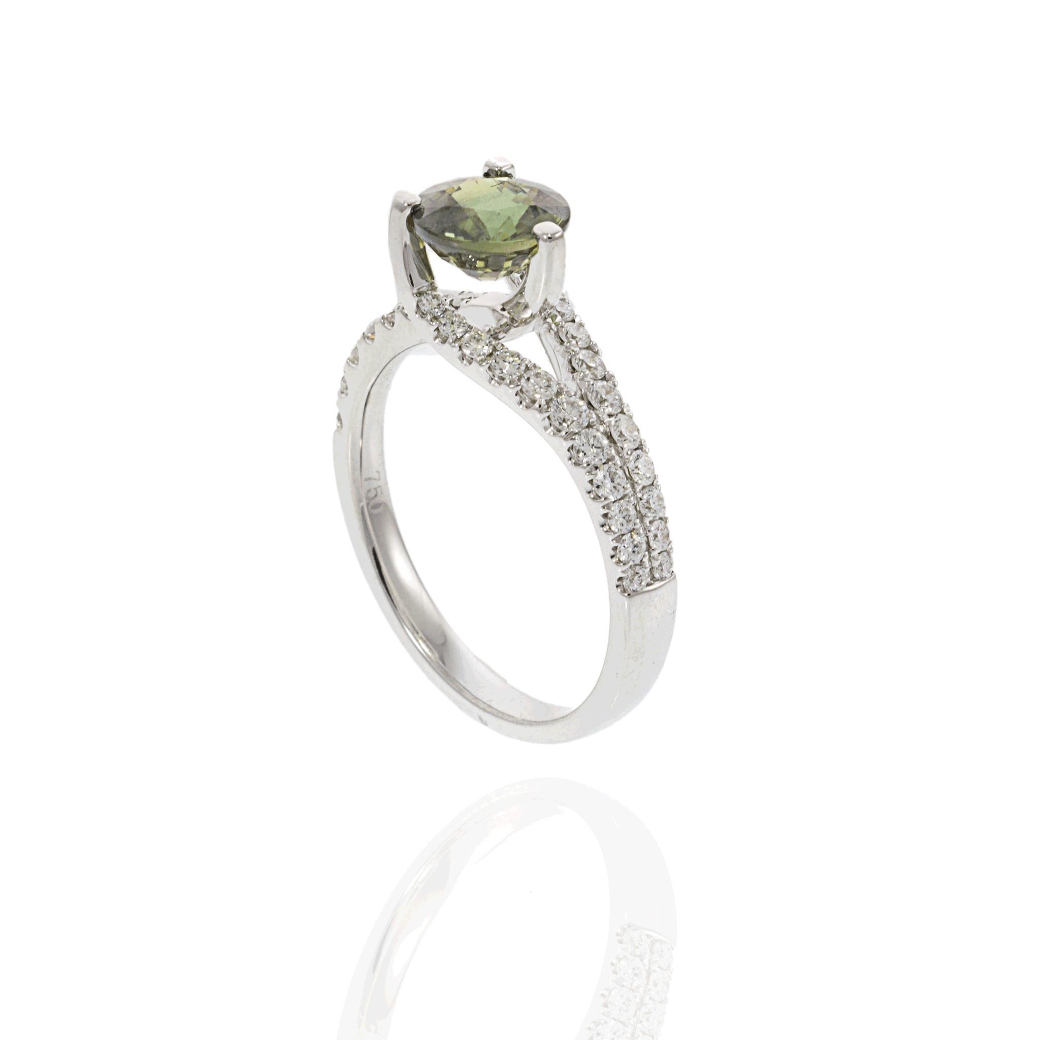 18KT Weißgold Grüner Saphir und Diamant Martini Ring im Zustand „Neu“ im Angebot in New York, NY