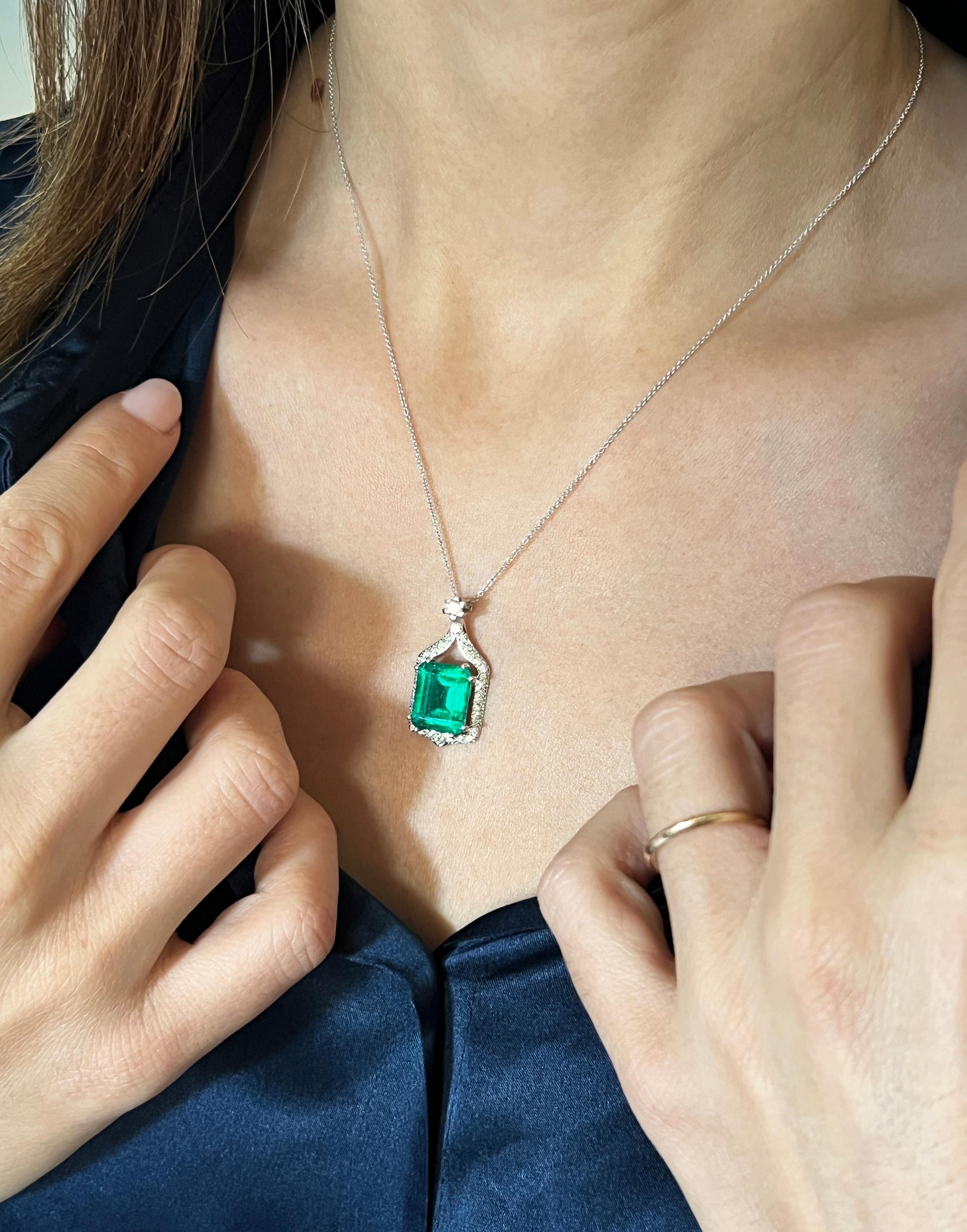 Necklace with fine chain, unique piece of high class and Italian quality. Stones: white diamonds  cts 0.67 (colour G/H VS1)    green spinel cts 3.65  very very special colour , it's very similar of Emerald .The color of this precious stone is
