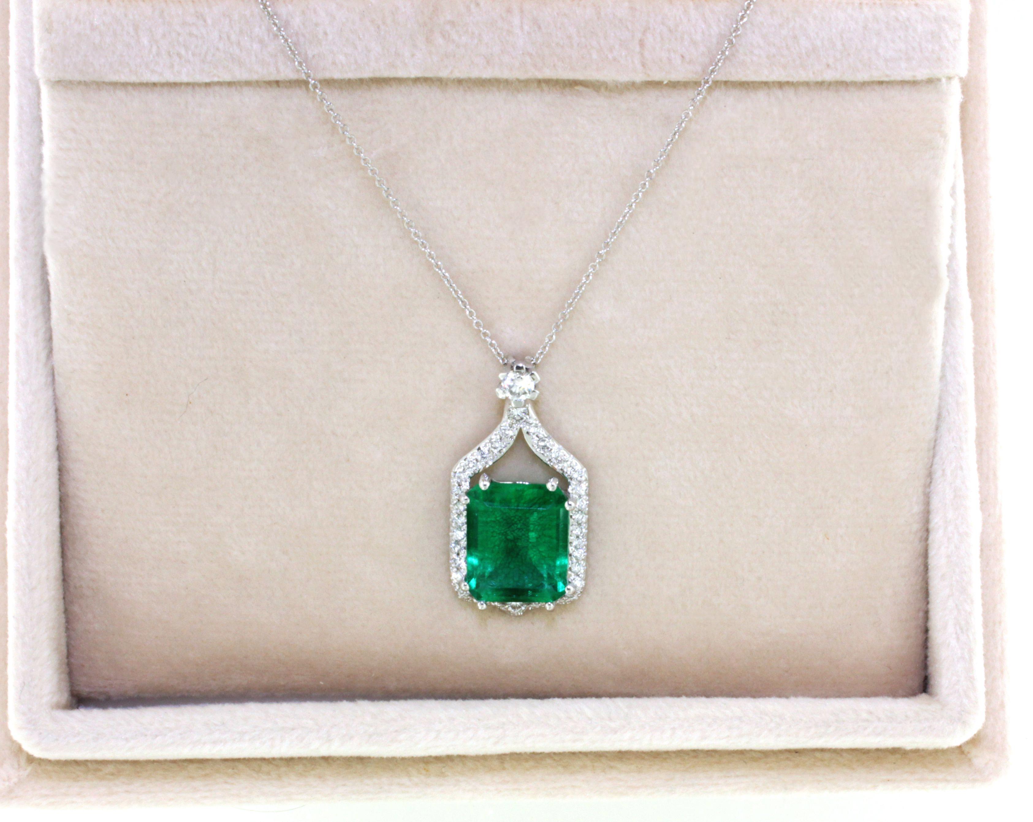 18Kt White Gold Green Stone White Diamonds Fashion Elegant  Classic Pendant For Sale 1