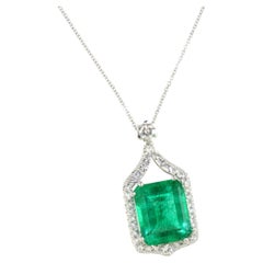 18Kt White Gold Green Stone White Diamonds Fashion Elegant  Classic Pendant