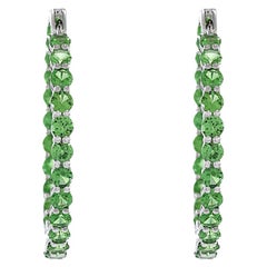 Orecchini a cerchio con tsavorite verde in oro bianco 18 carati