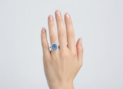 18kt white Gold Halo Ring with Sapphire & Diamonds