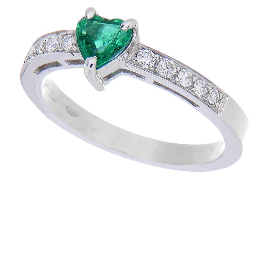 18kt White Gold Heart Ring Emerald 0.38 Carat White Diamonds 0.17 Carat For Sale