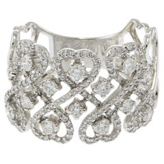 Anillo ancho de diamantes en forma de corazón de oro blanco de 18 quilates