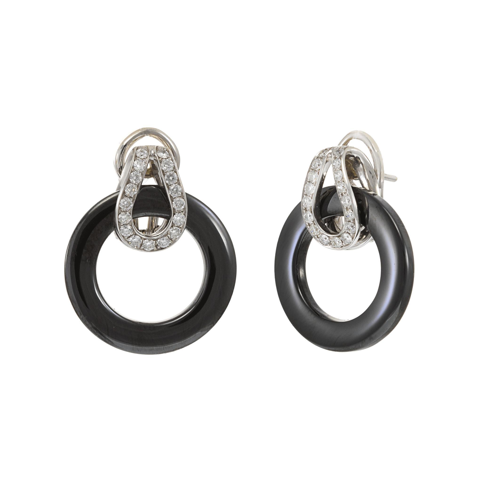 Questi orecchini a goccia in oro bianco 18KT sono un gioco di forme audaci e scintille brillanti e abbinano eleganti anelli di ematite nera a scintillanti accenti di diamanti. Il design contemporaneo ad anello è impreziosito da 0,70 carati di