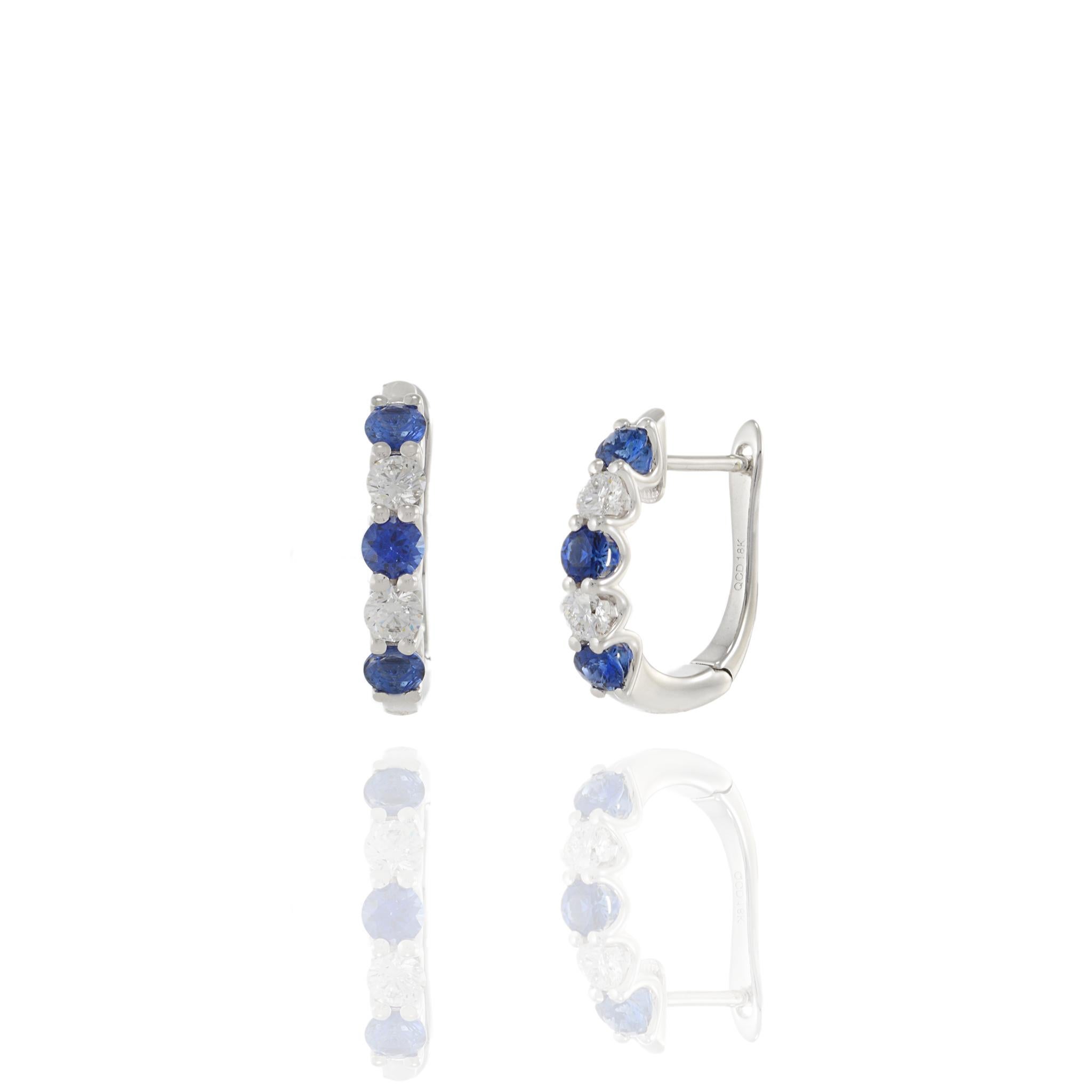 Taglio rotondo Orecchini Huggie in oro bianco 18KT con diamanti rotondi e linfa blu alternati in vendita