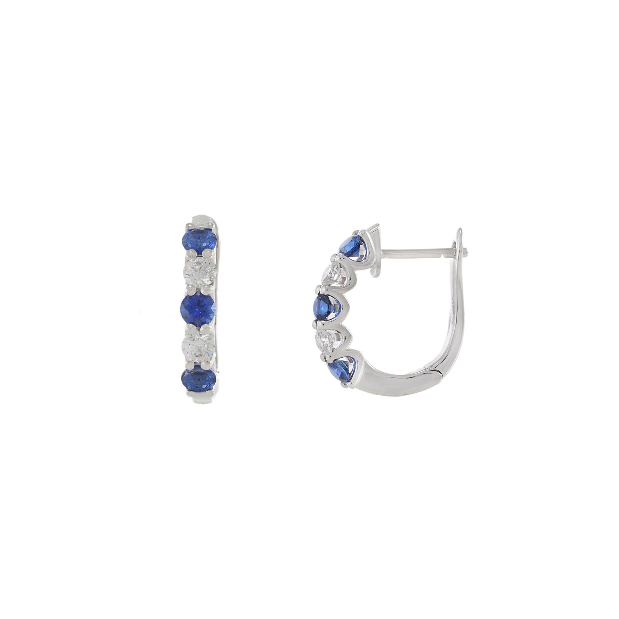 Orecchini Huggie in oro bianco 18KT con diamanti rotondi e linfa blu alternati In condizioni Nuovo in vendita a New York, NY