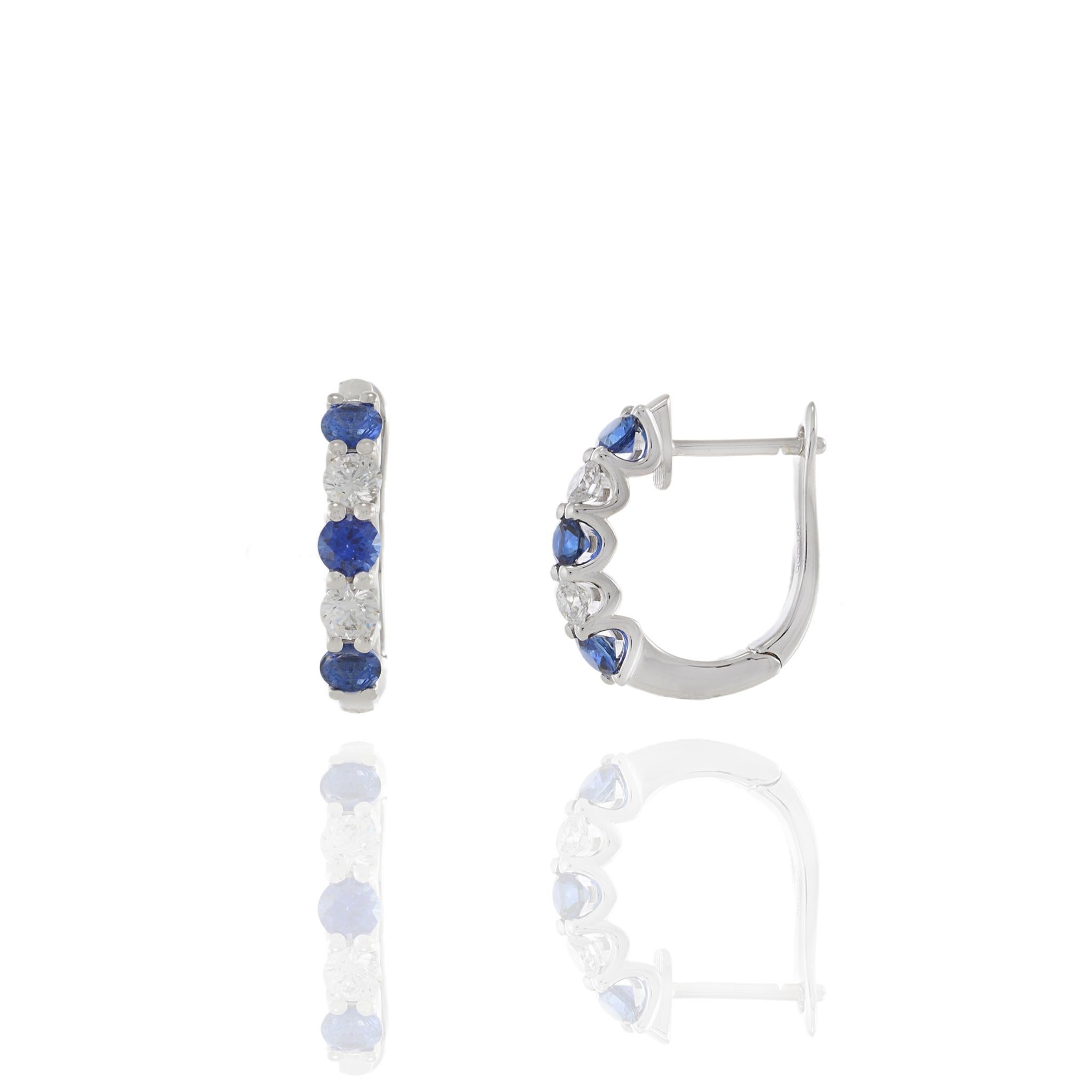 Donna Orecchini Huggie in oro bianco 18KT con diamanti rotondi e linfa blu alternati in vendita