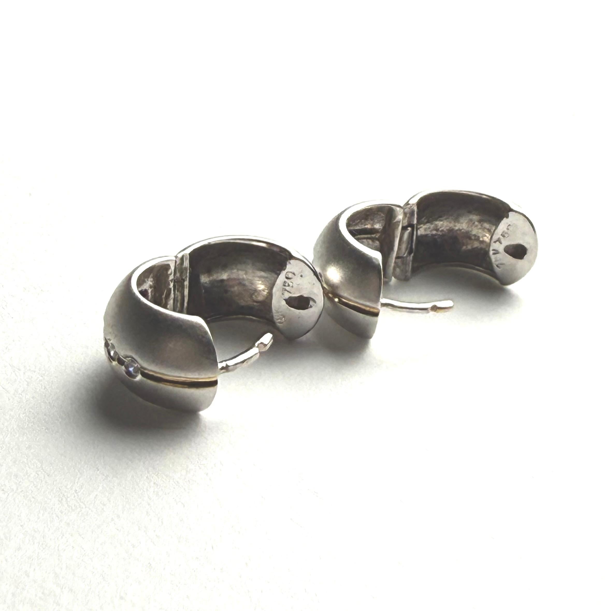 Orecchini Huggie Hoop in oro bianco 18kt con diamanti, lunghezza 0,50 pollici in vendita 4