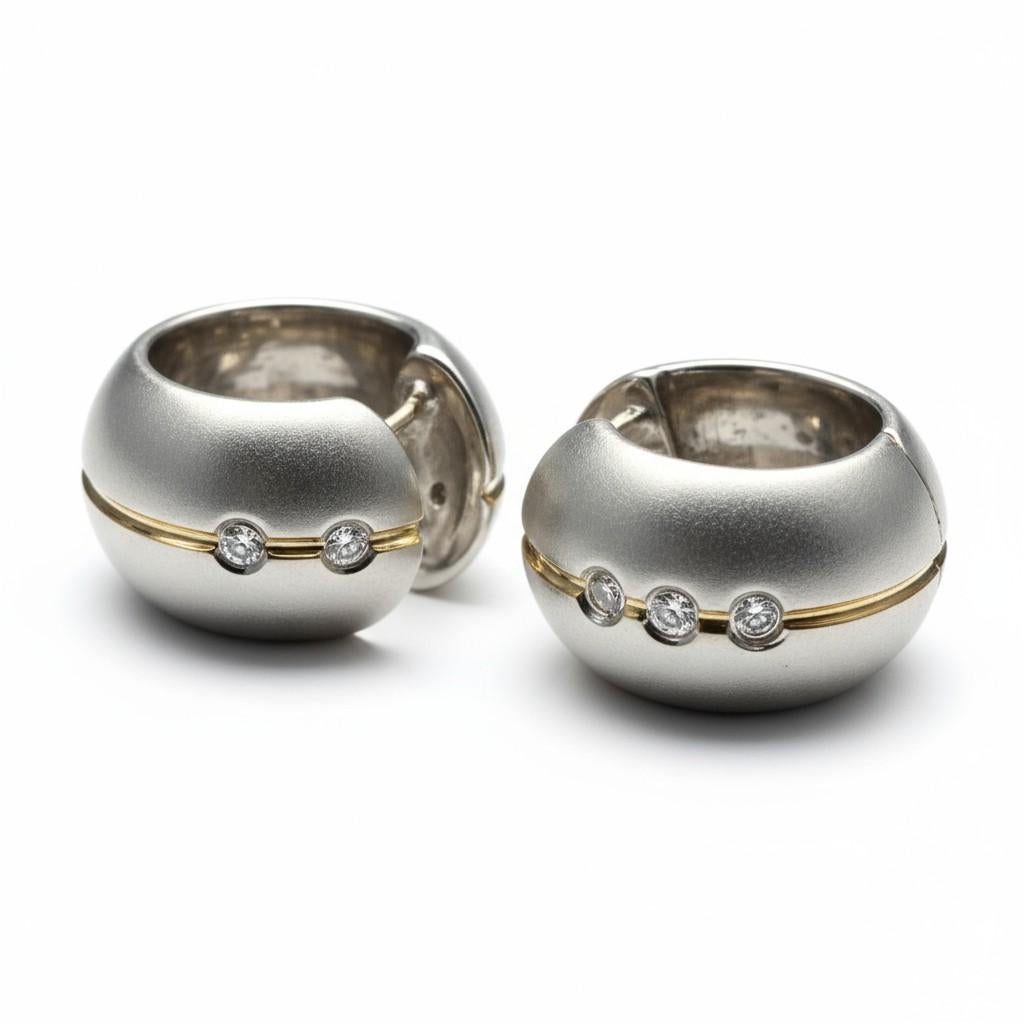 Taglio rotondo Orecchini Huggie Hoop in oro bianco 18kt con diamanti, lunghezza 0,50 pollici in vendita