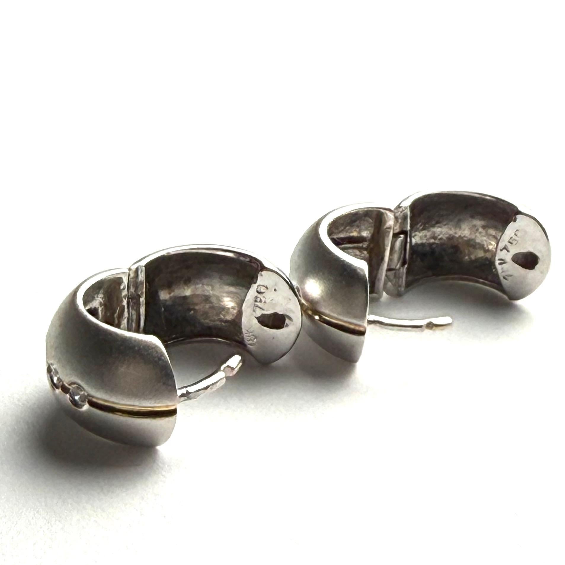 Orecchini Huggie Hoop in oro bianco 18kt con diamanti, lunghezza 0,50 pollici In condizioni buone in vendita a New York, NY